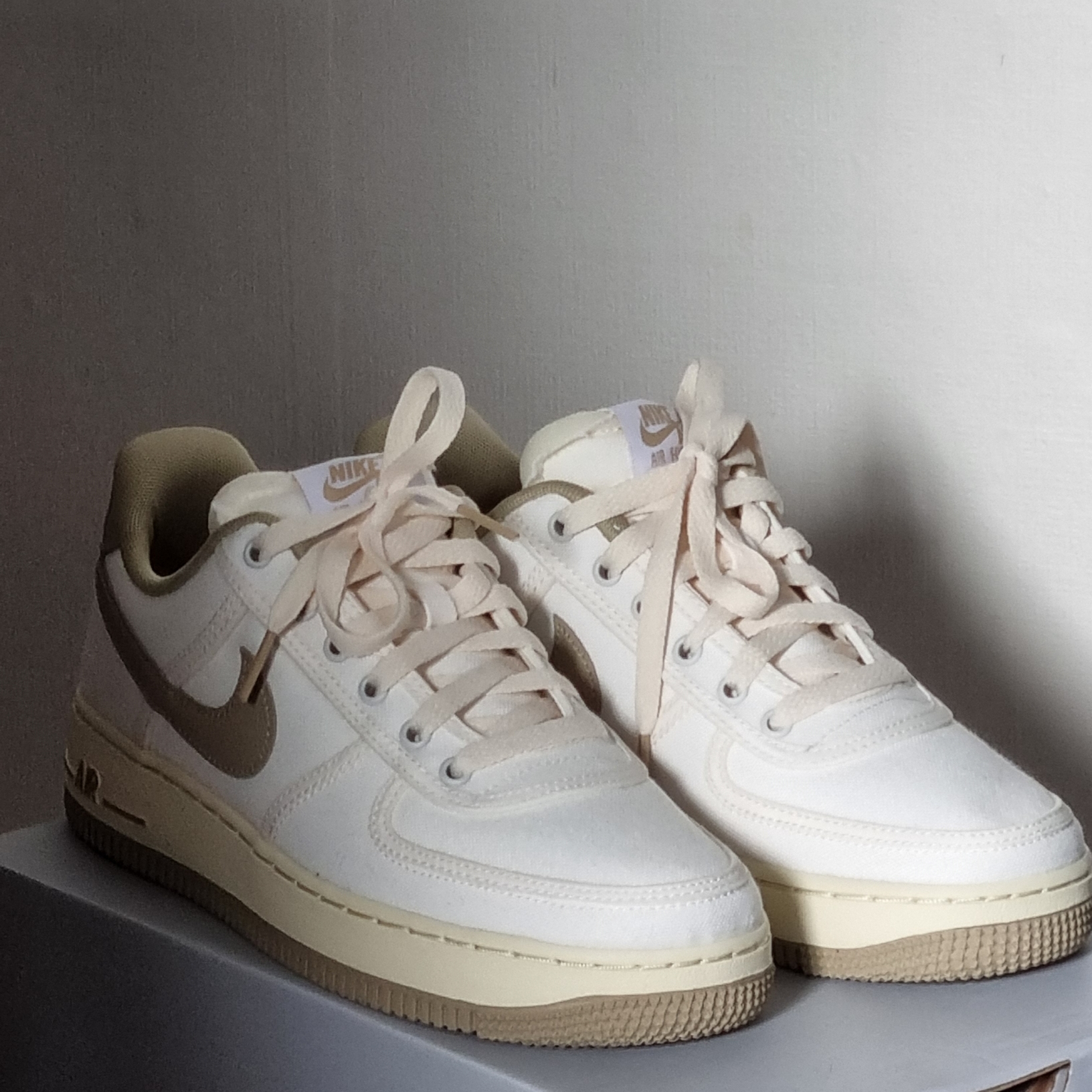 (W) Nike Air Force 1 '07 Sail Pale Vanilla 착용 스타일 - 1