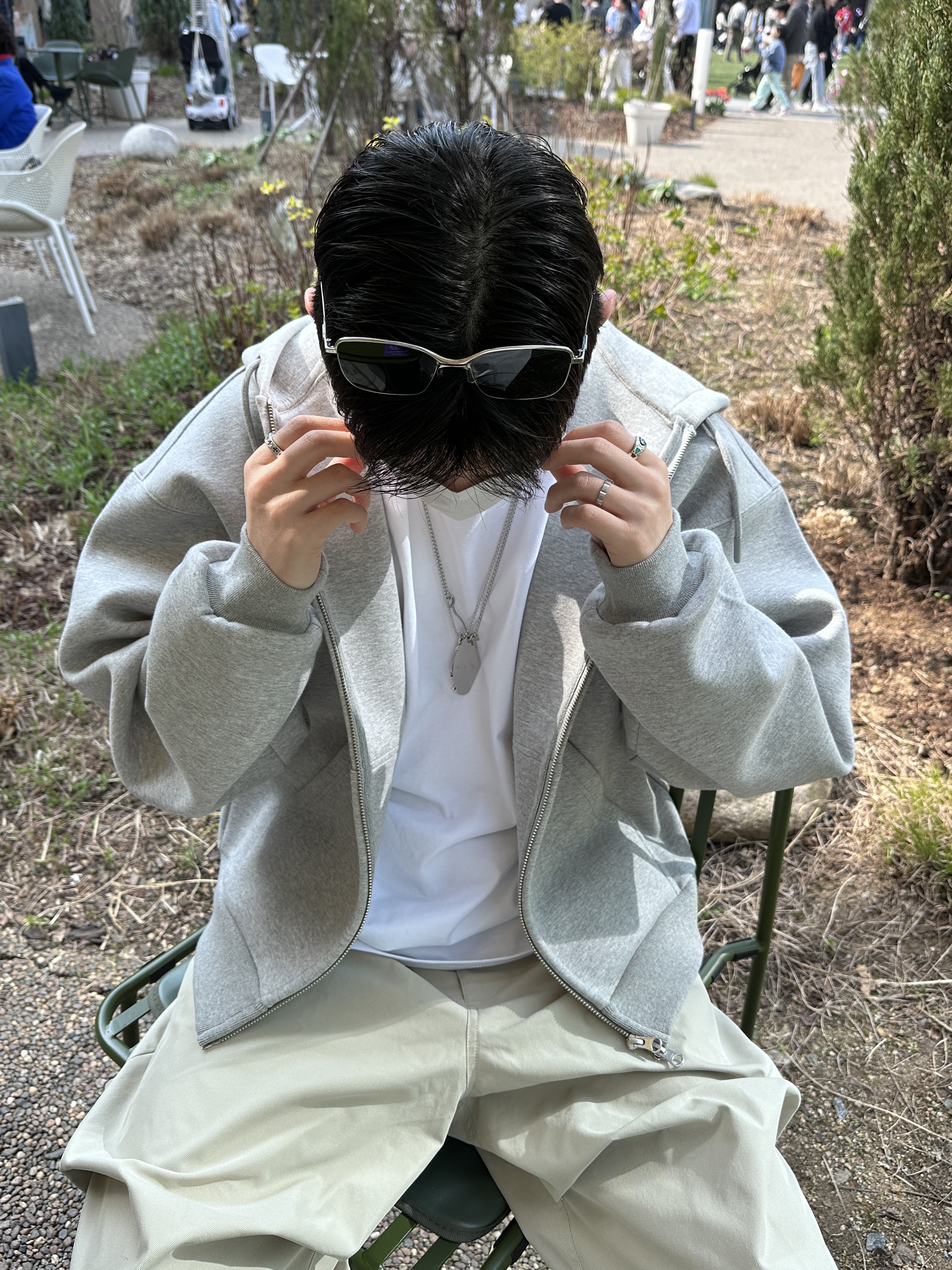Nonnod Scuba Zip Hoodie Grey, Nonnod Alpine Carpenter Shorts Beige 착용 스타일 - 2