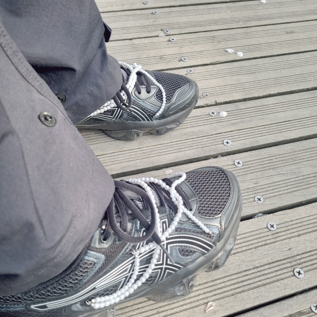 Asics Gel-Quantum Kinetic Graphite Grey Black 착용 스타일 - 1