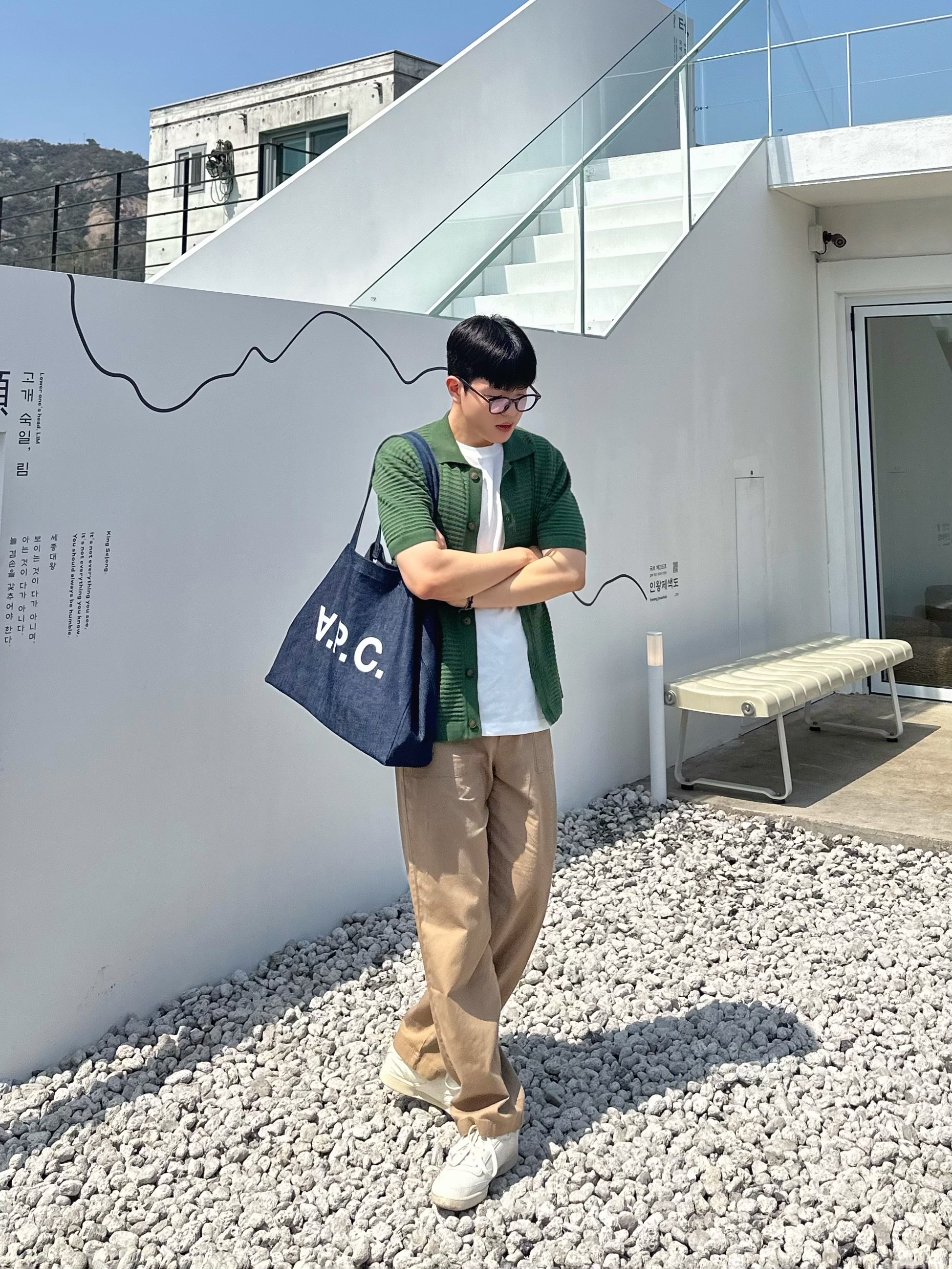 A.P.C. Daniela Shopping Bag Indigo 착용 스타일 - 4