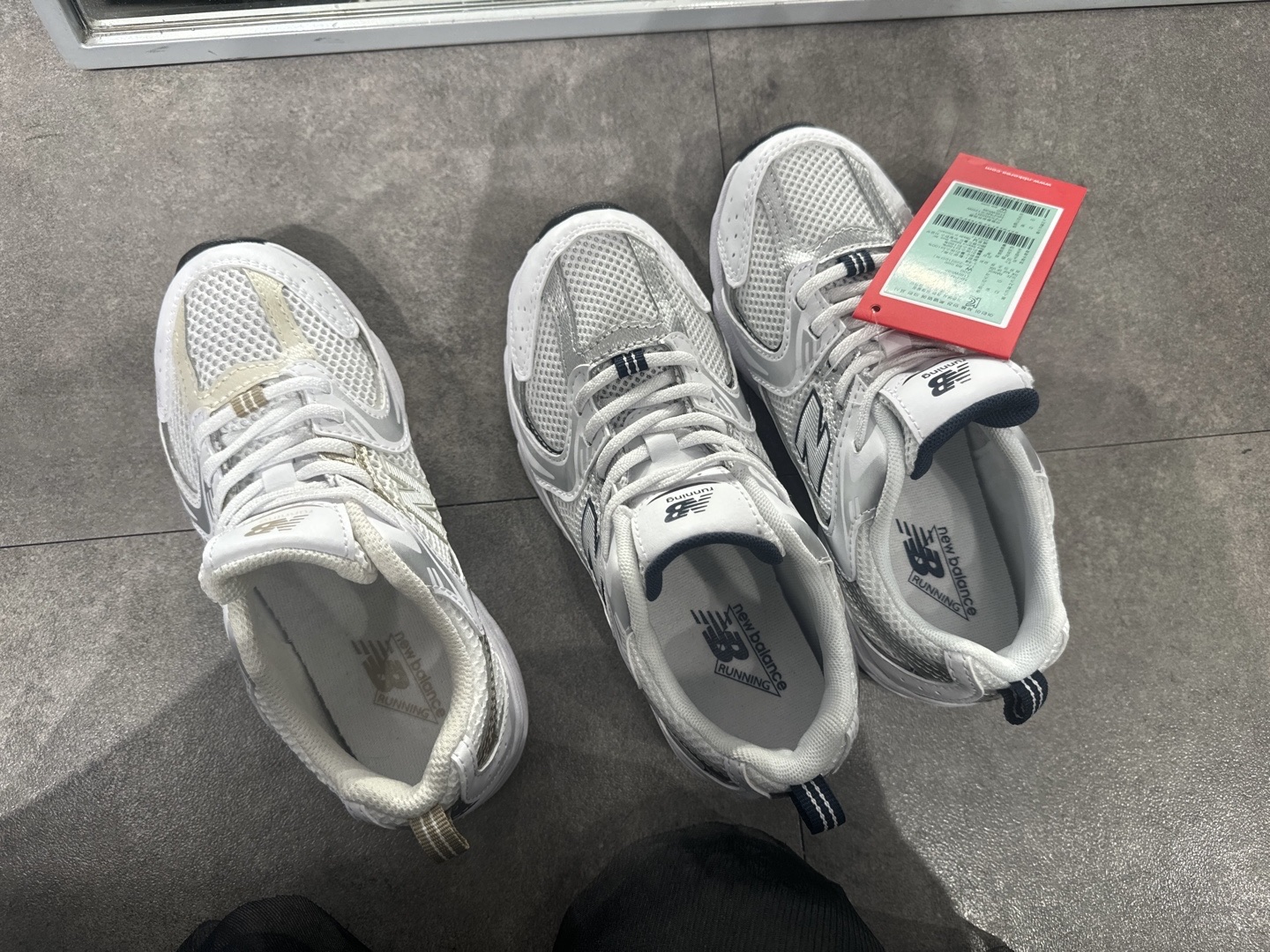 New Balance 530 White Stoneware Linen, New Balance 530 Grey Matter Silver Metallic 착용 스타일