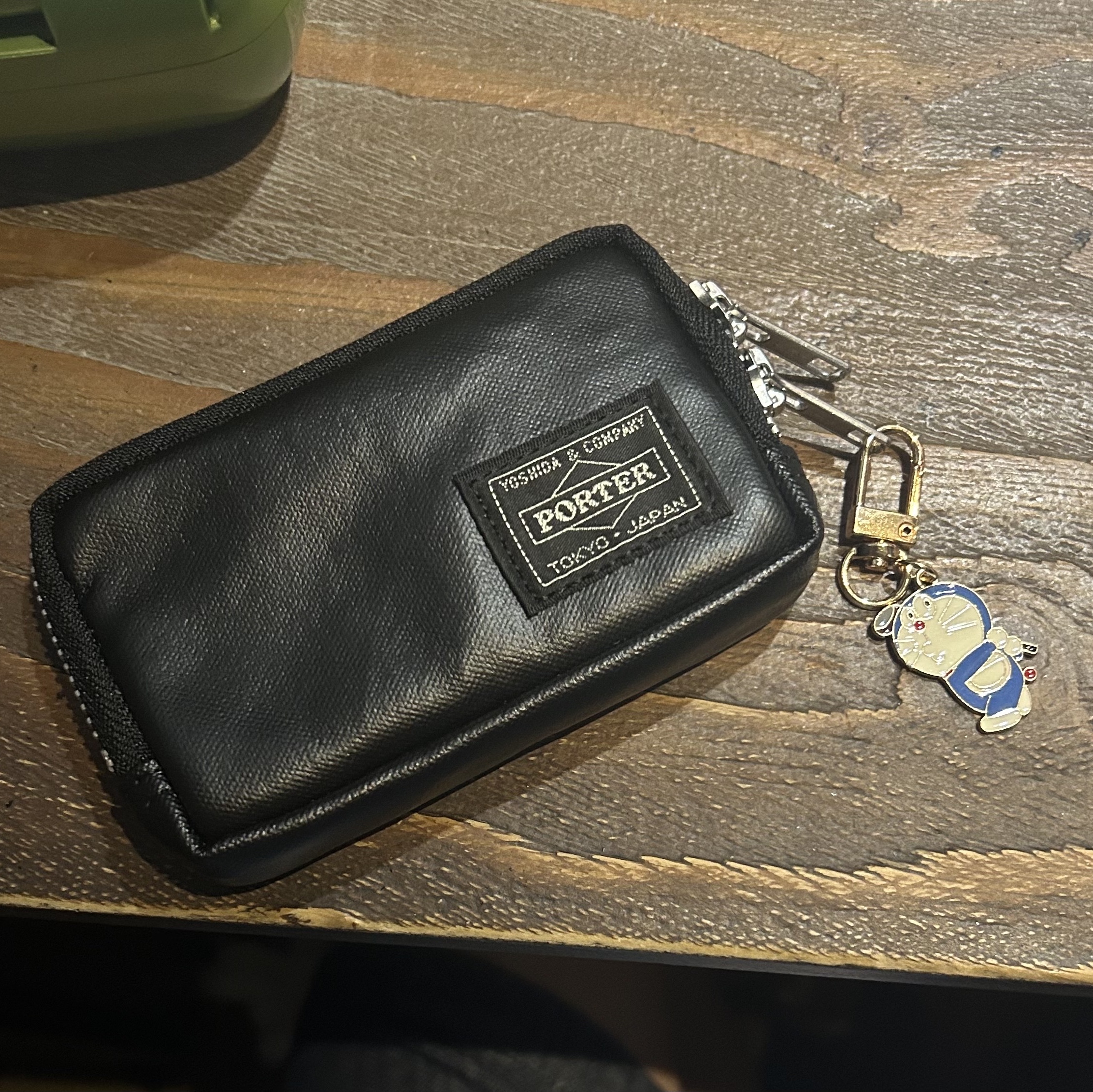Porter Freestyle Multi Coin Case Black 착용 스타일