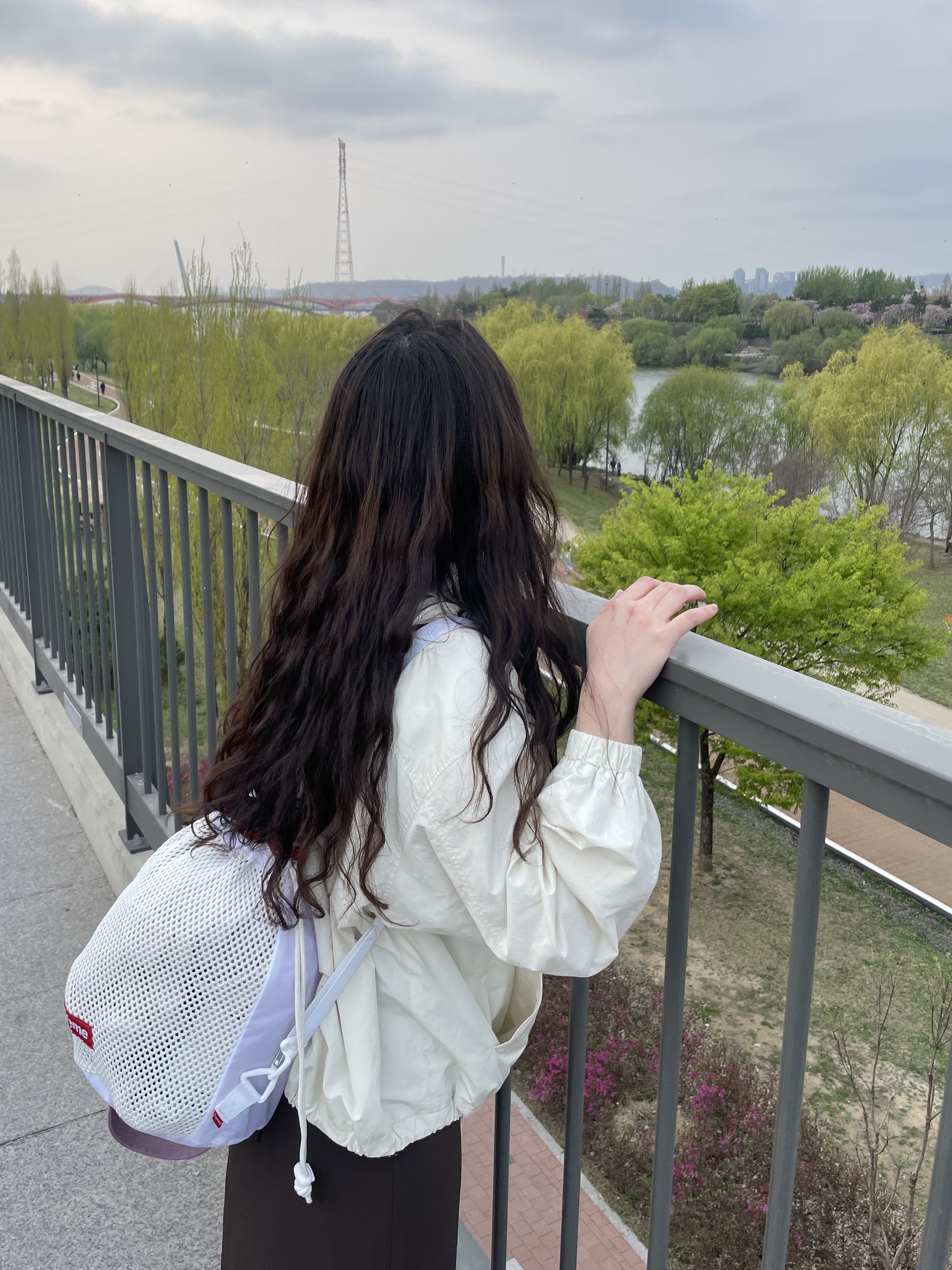 Supreme Mesh Small Backpack White - 23SS, (W) UGG GoldenGlow Bison Brown 착용 스타일 - 2