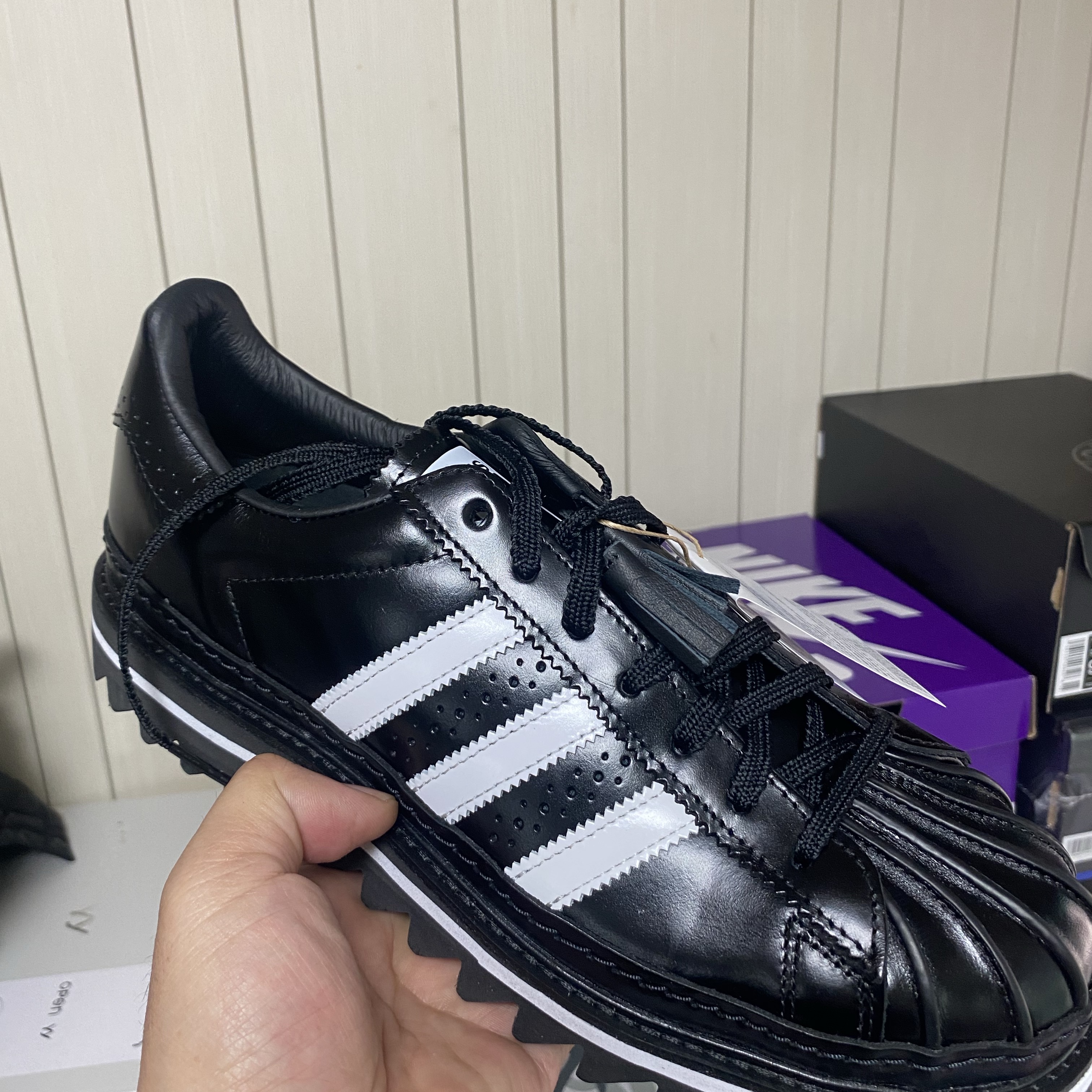 Adidas x Clot Superstar Core Black Cloud White 착용 스타일 - 1