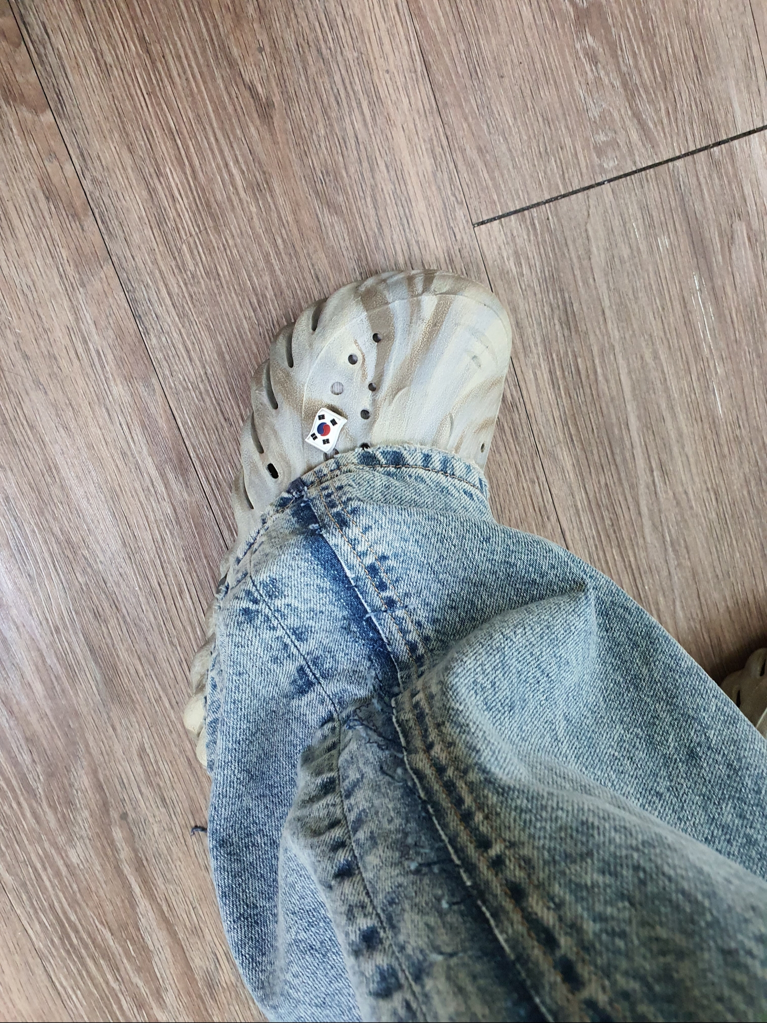 Crocs Echo Marbled Clog Bone Multi 착용 스타일 - 2