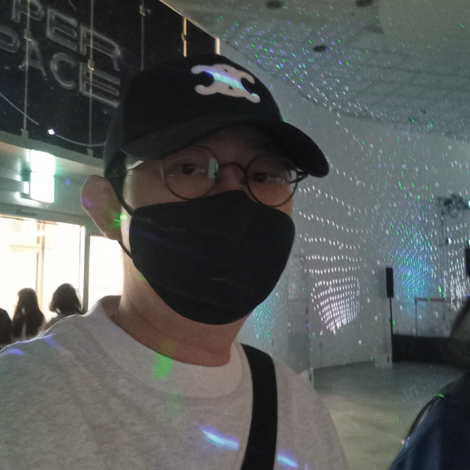 (W) Celine Triomphe Baseball Cap in Cotton Black, Wooyoungmi Cotton Back Logo Sweatshirt Gray - 24SS 착용 스타일 - 3