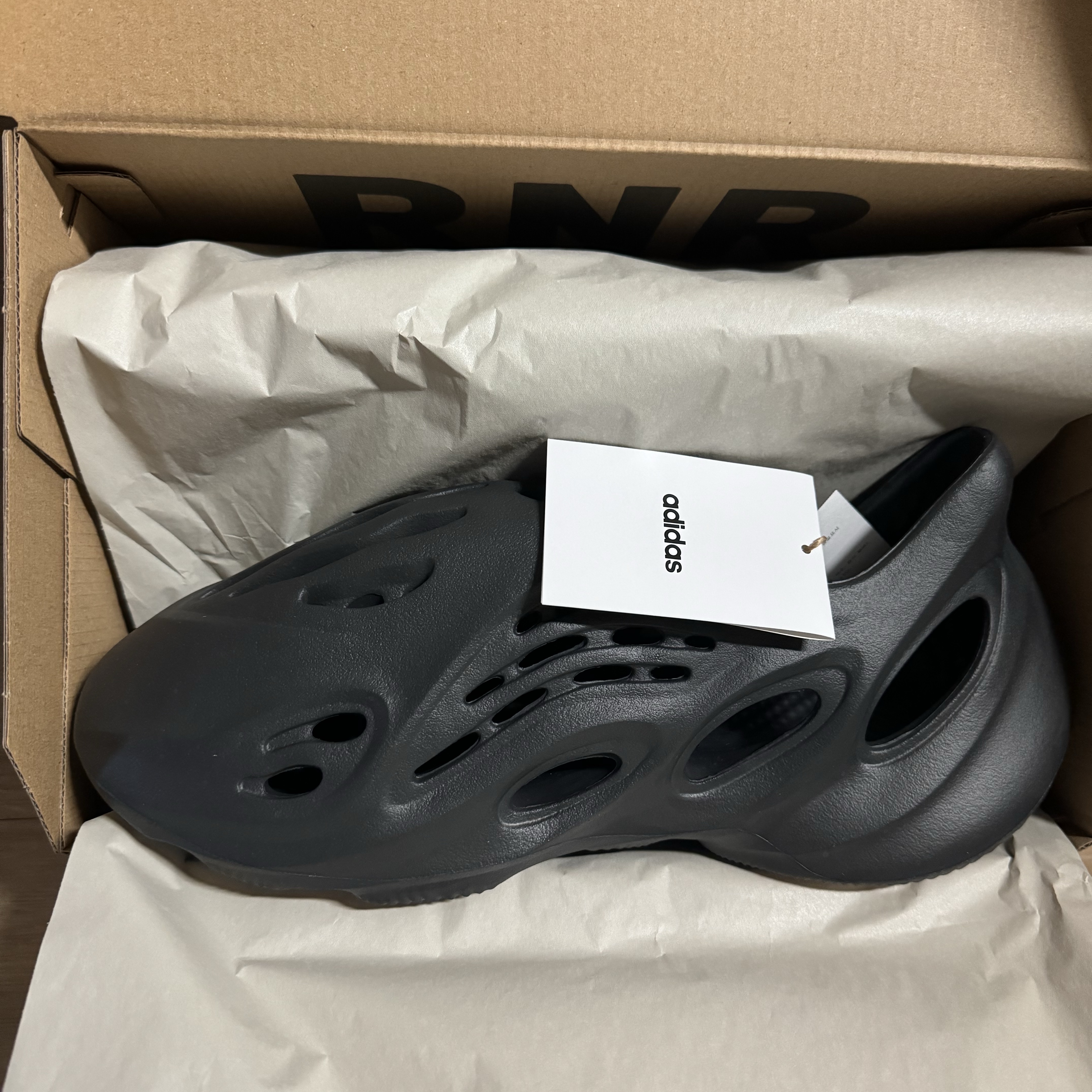 Adidas Yeezy Foam RNNR Onyx 착용 스타일