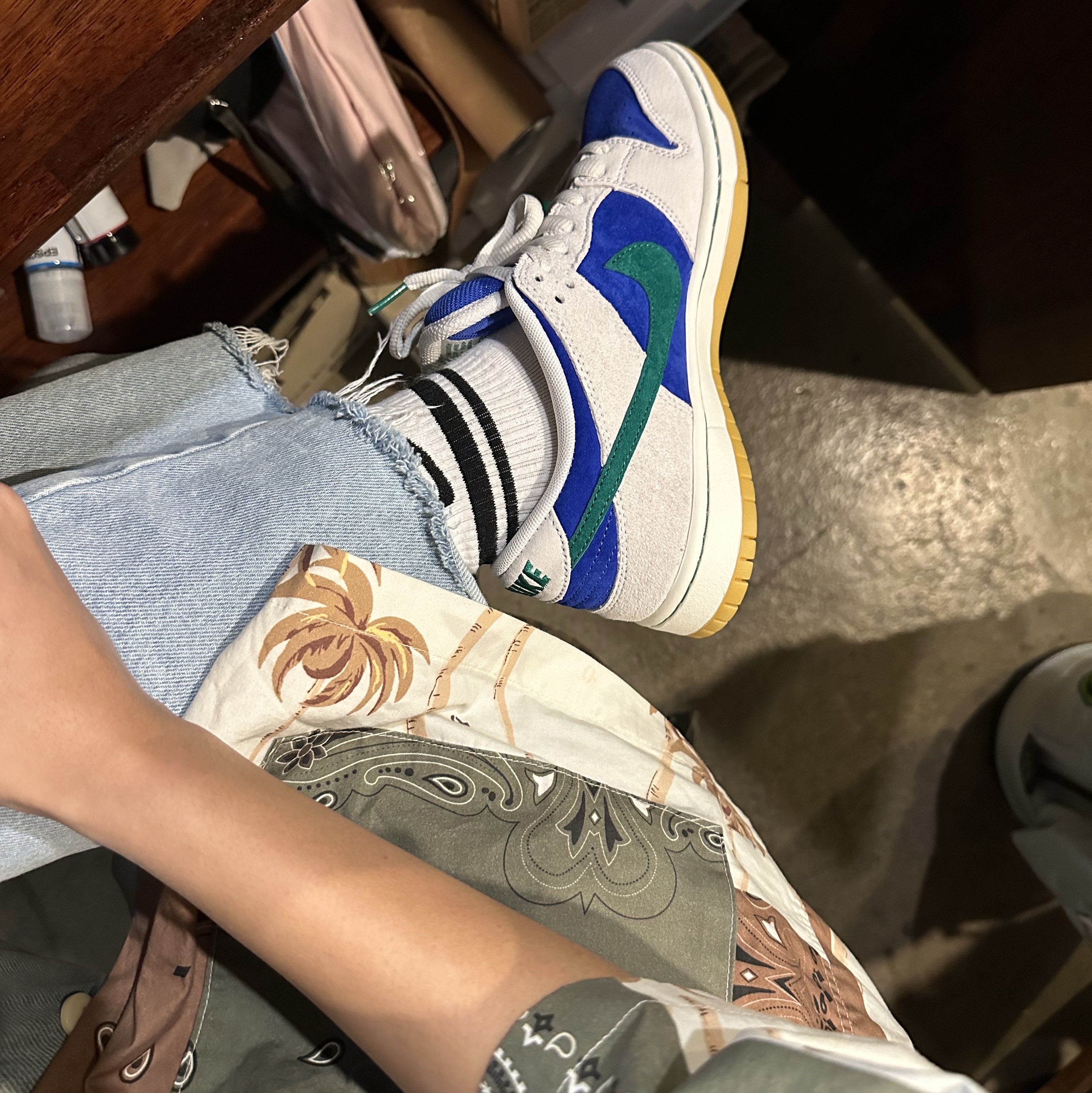Nike SB Dunk Low Pro Phantom and Hyper Royal 착용 스타일