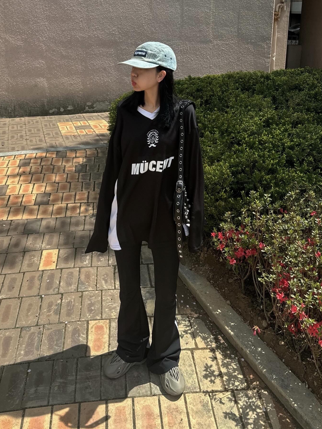 Adidas Yeezy Foam RNNR Stone Sage, Balenciaga Le Cagole XS Flap Bag Metallized in Metalic Grey 착용 스타일 - 2