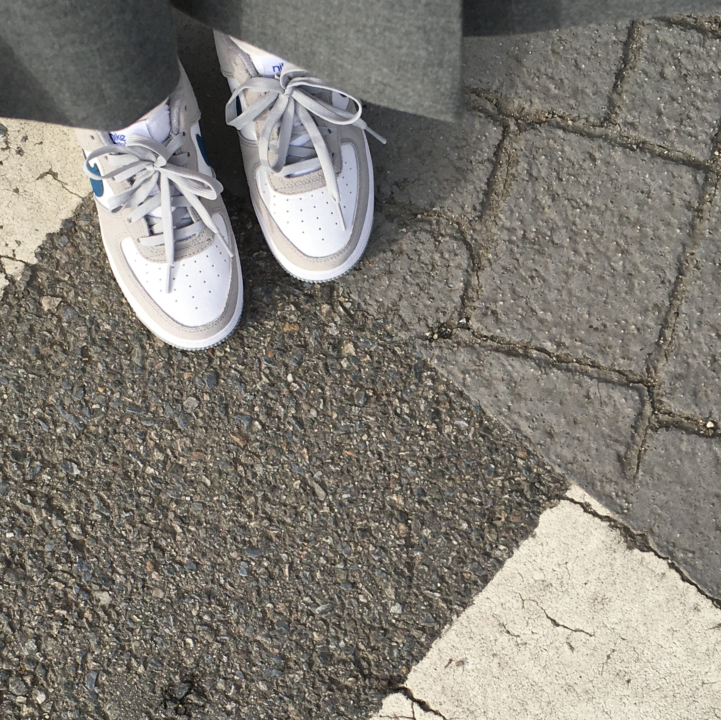 (GS) Nike Air Force 1 LV8 Athletic Club Light Smoke Grey Marina 착용 스타일 - 5