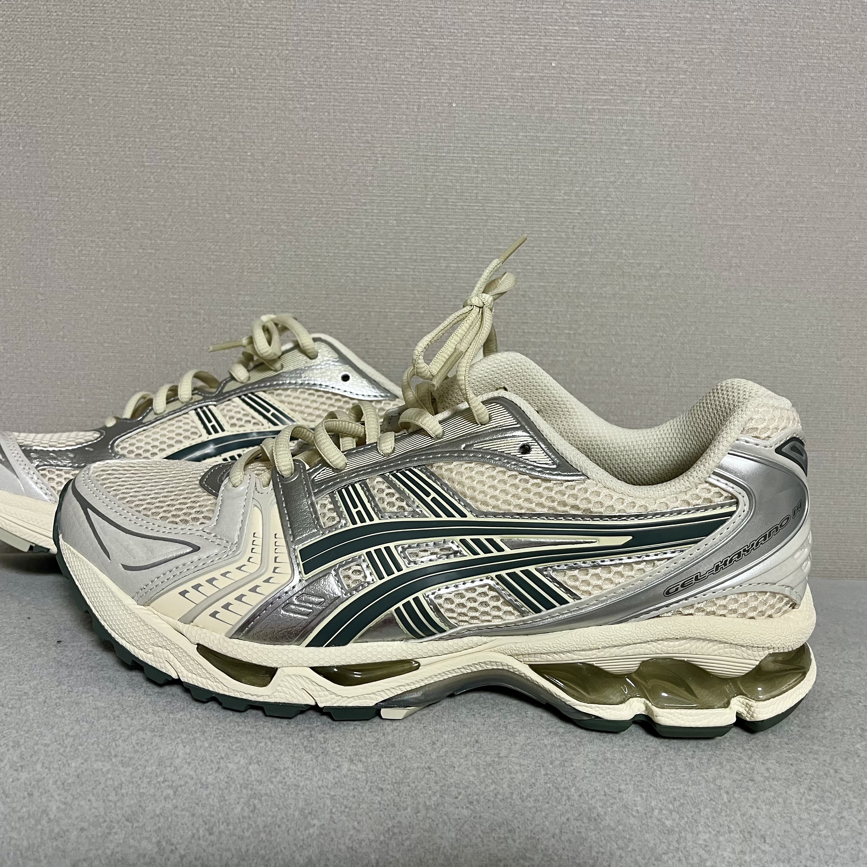 Asics Gel-Kayano 14 Birch Dark Pewter 착용 스타일