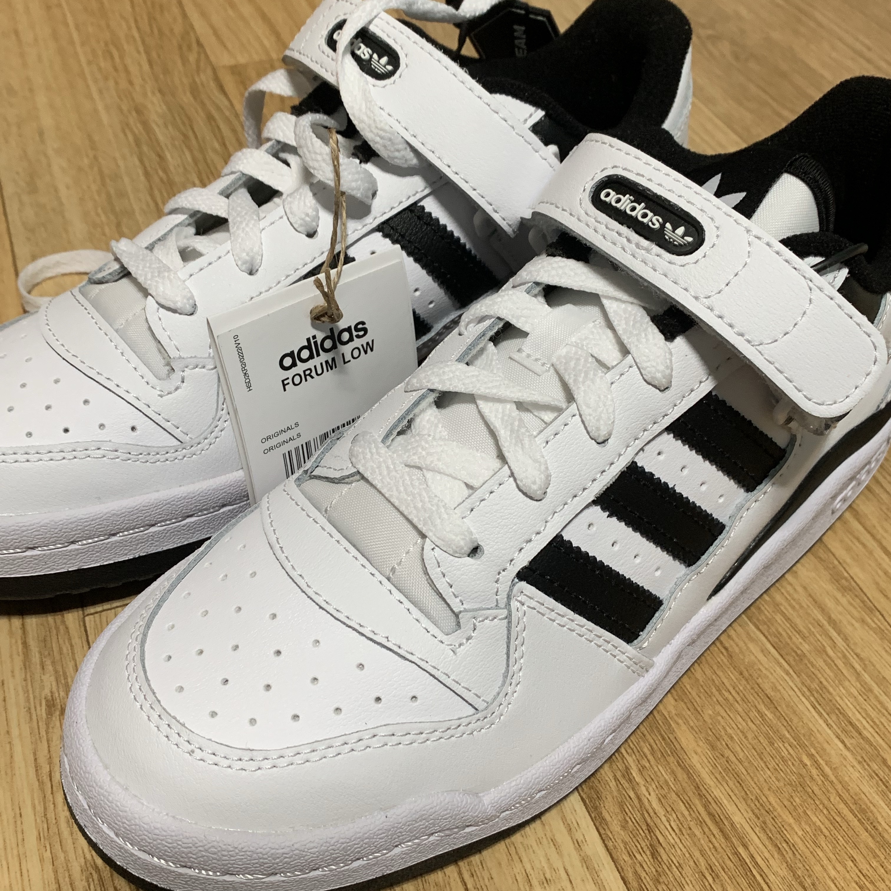 (W) Adidas Forum Low Cloud White Core Black 착용 스타일 - 2