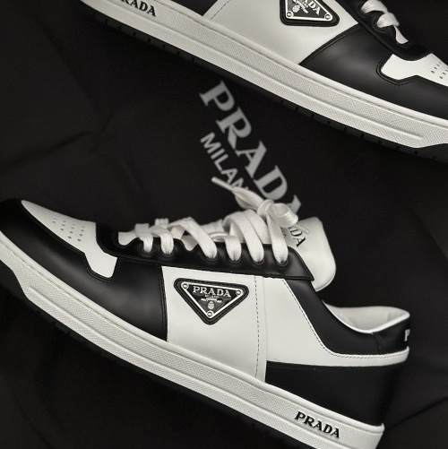 Prada Downtown Leather Sneakers White Black 착용 스타일