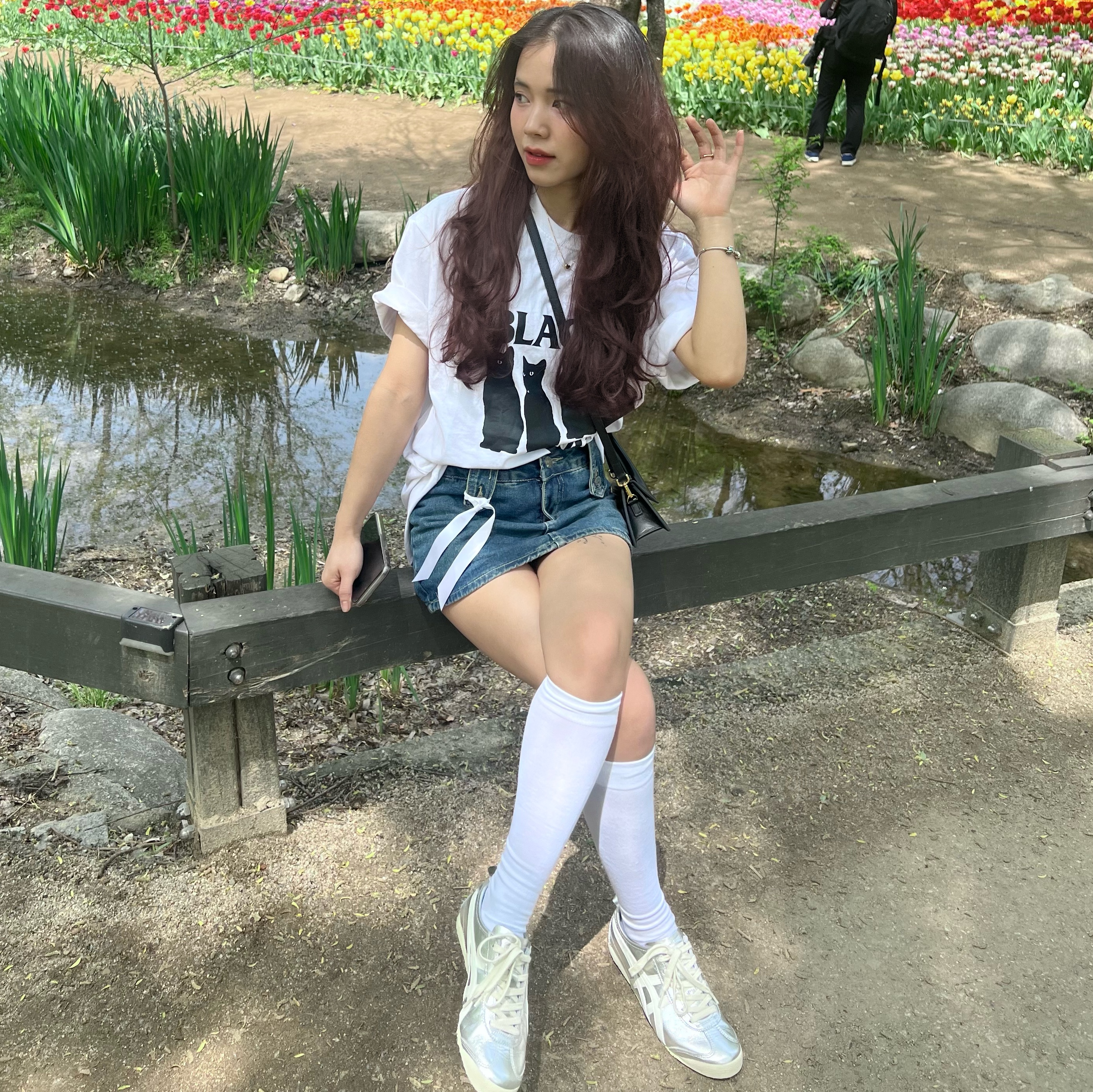 Onitsuka Tiger Mexico 66 White Silver, Jacquemus Le Chiquito Signature Leather Mini Handbag Black 착용 스타일 - 1