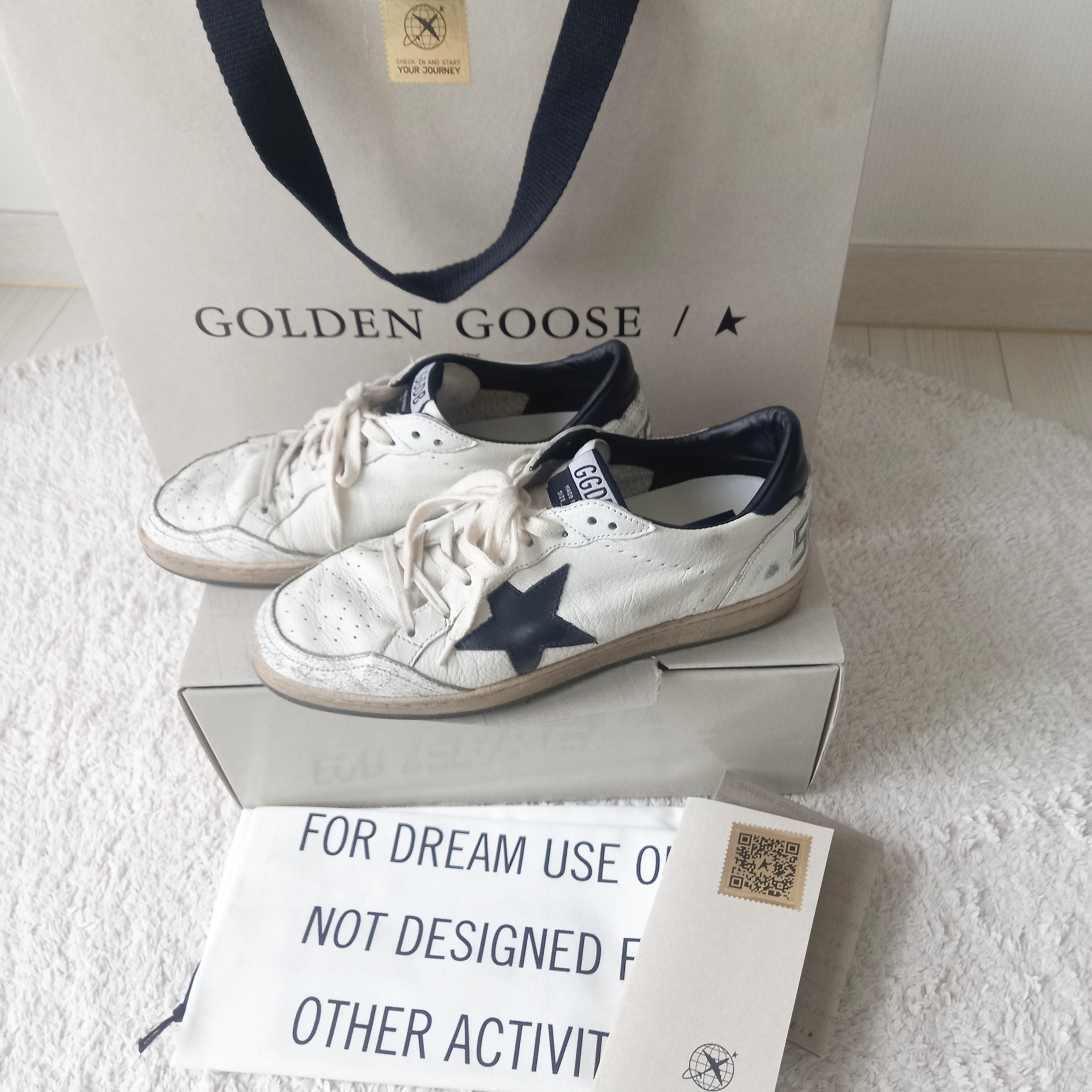 Golden Goose Ball Star White Black Leather Heel Tab Sneakers 착용 스타일 - 1