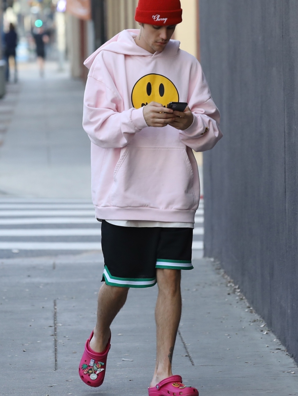 Crocs x Justin Bieber x Drew Classic Clog Canary, Crocs Classic Clog White 착용 스타일 - 5