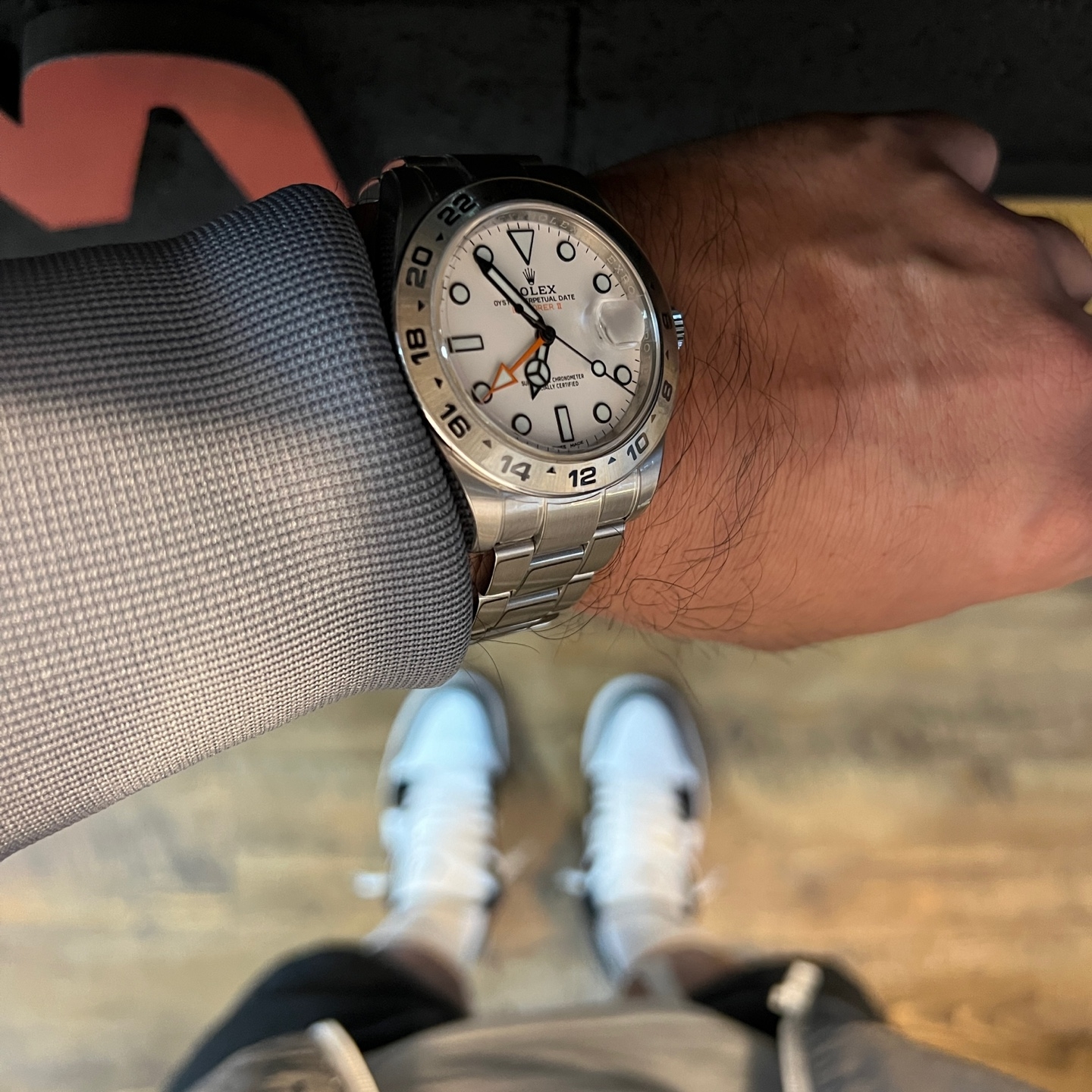 Rolex Explorer II 42mm 226570 White Oyster, Jordan 1 Low SE Concord 착용 스타일 - 1