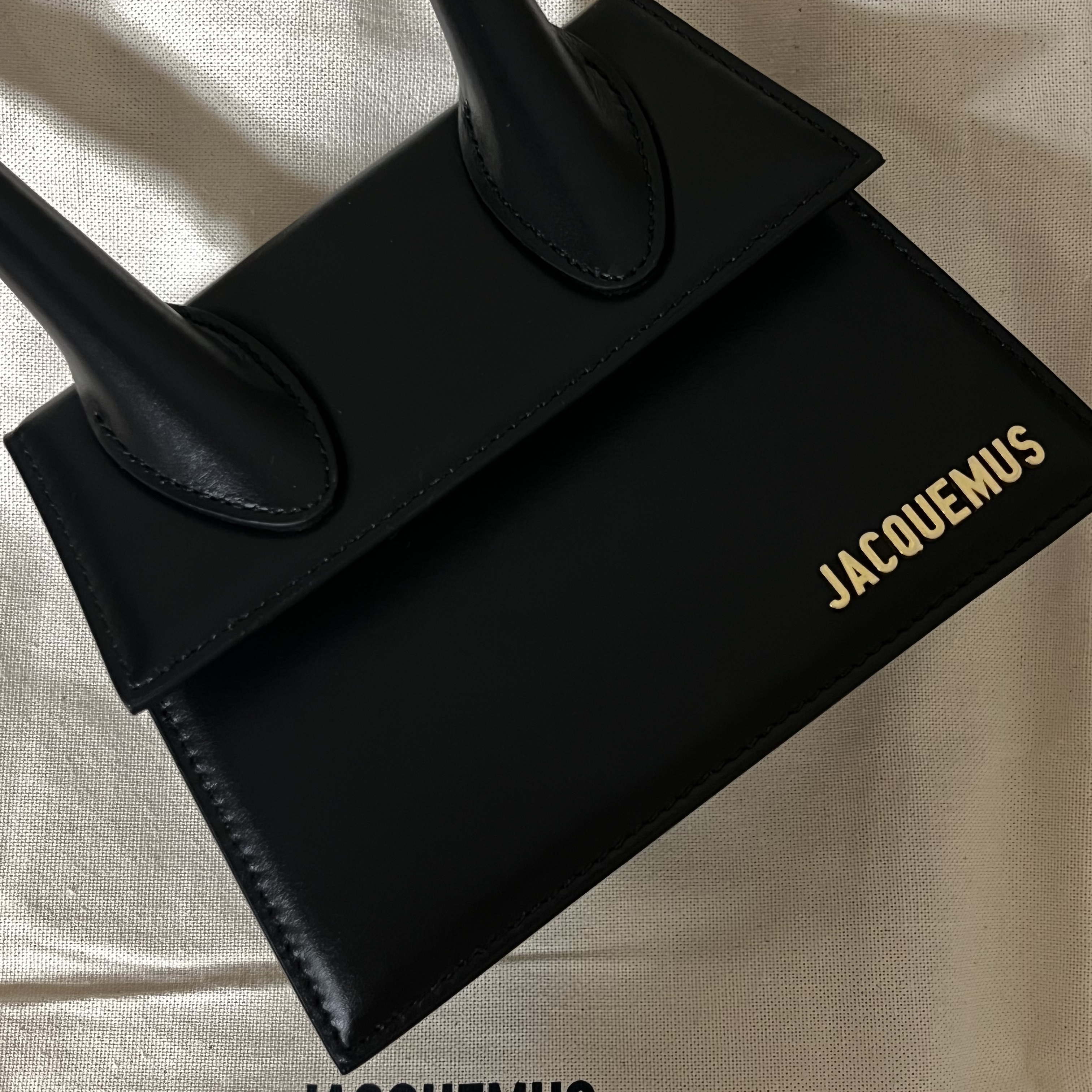 Jacquemus Le Chiquito Moyen Signature Handbag Black 착용 스타일 - 6