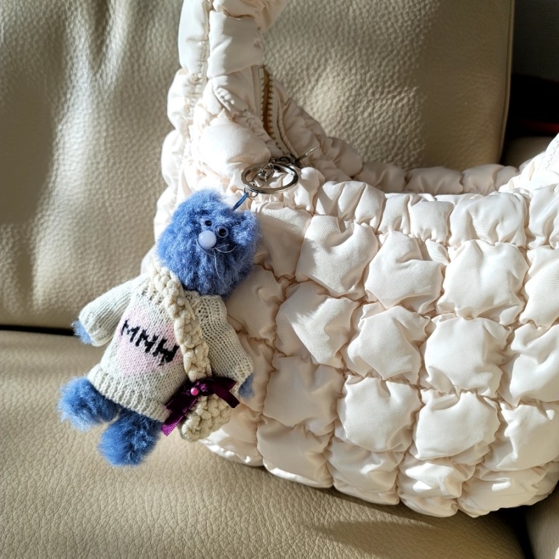 Monamhee x STU Coco Brown, Monamhee Love Flexy Keyring Blue 착용 스타일 - 6