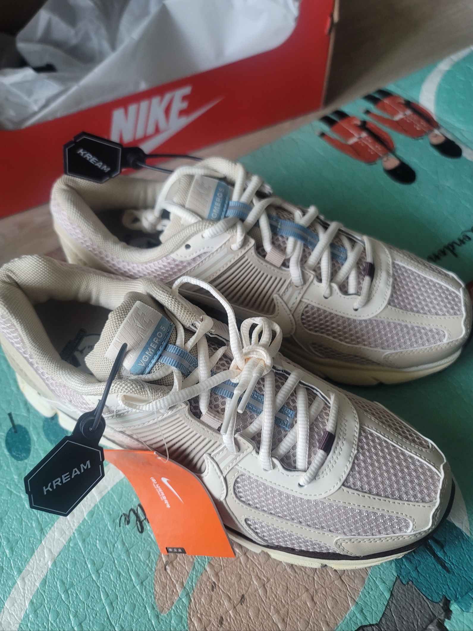 (W) Nike Zoom Vomero 5 Oatmeal 착용 스타일
