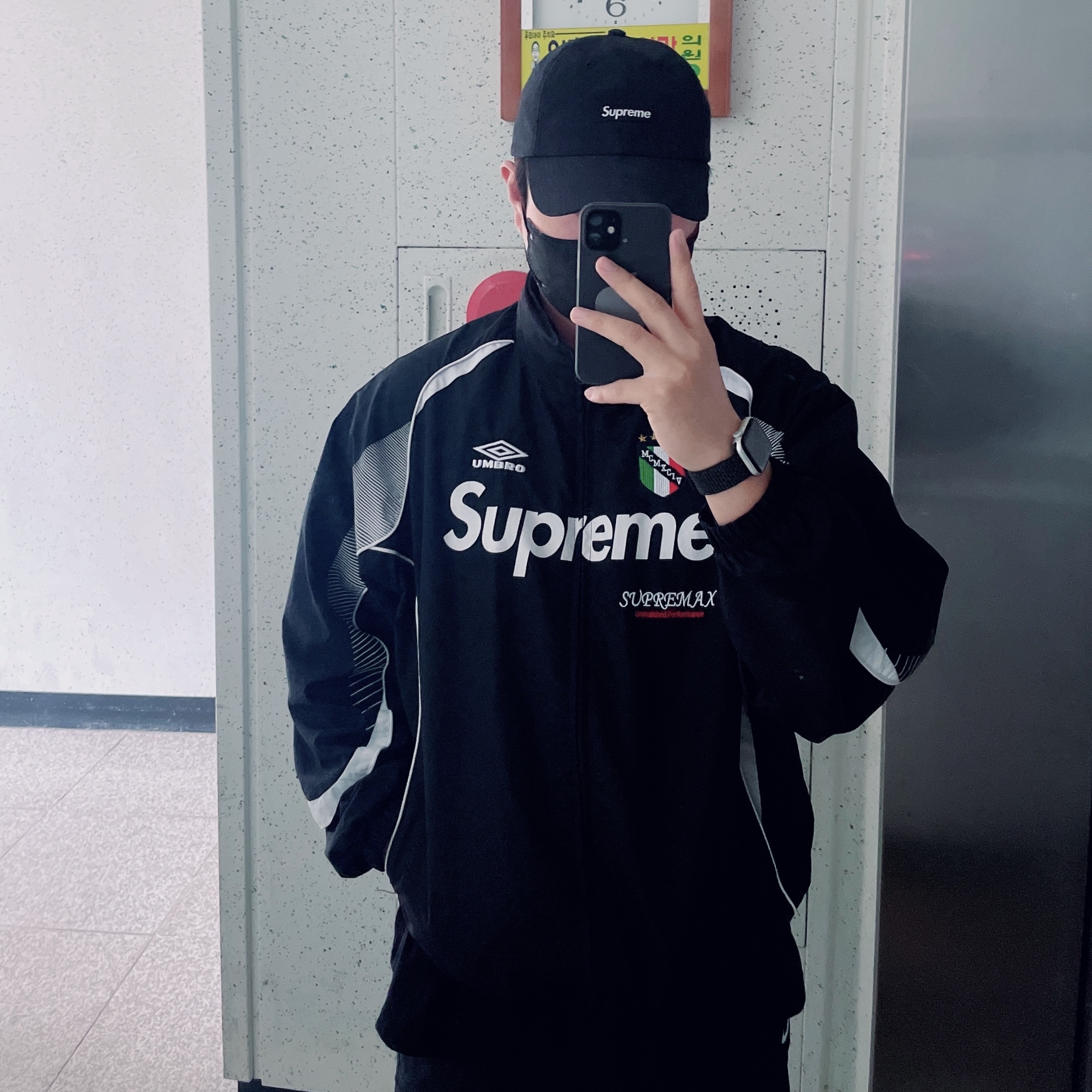 Supreme x Umbro Track Jacket Black - 22SS, Supreme Brushed Cordura Small Box 6-Panel Black - 22FW 착용 스타일