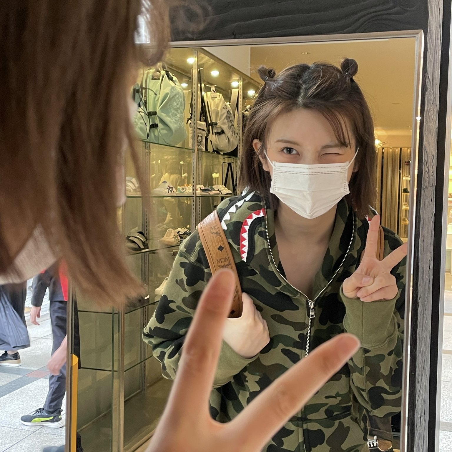 BAPE 1st Camo Shark Full Zip Hoodie Army Green 착용 스타일 - 2
