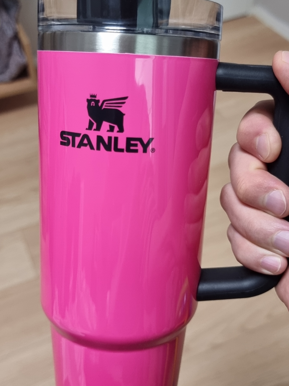 Stanley The Quencher H2.0 Flowstate Tumbler 887ml Neon Pink 착용 스타일