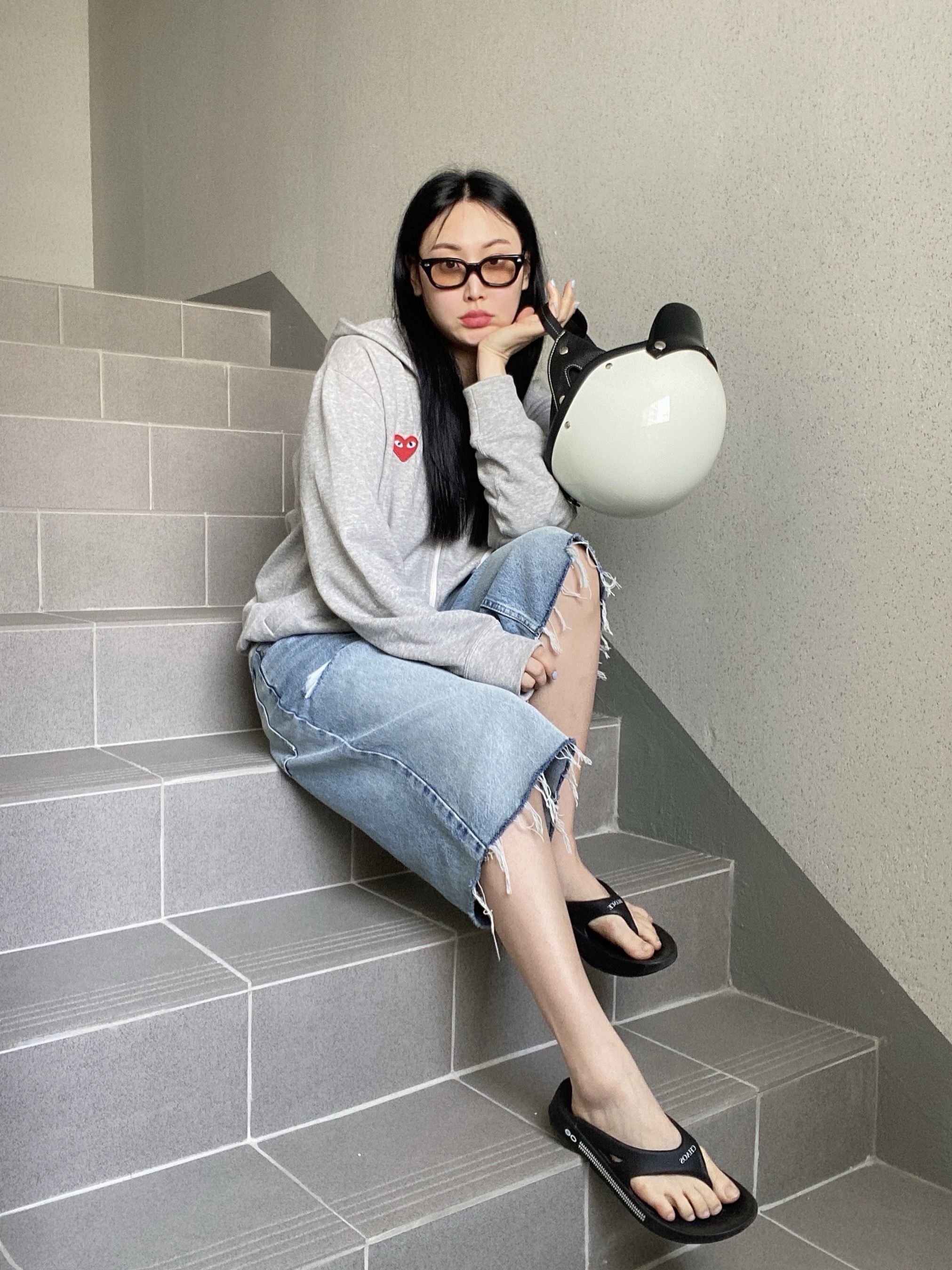 Oofos x Undercover Filp Flop Black, Play Comme des Garcons Red Heart Zip Hooded Sweatshirt Grey 착용 스타일 - 2