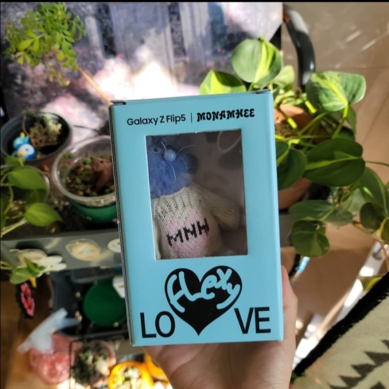 Monamhee x STU Coco Brown, Monamhee Love Flexy Keyring Blue 착용 스타일 - 5