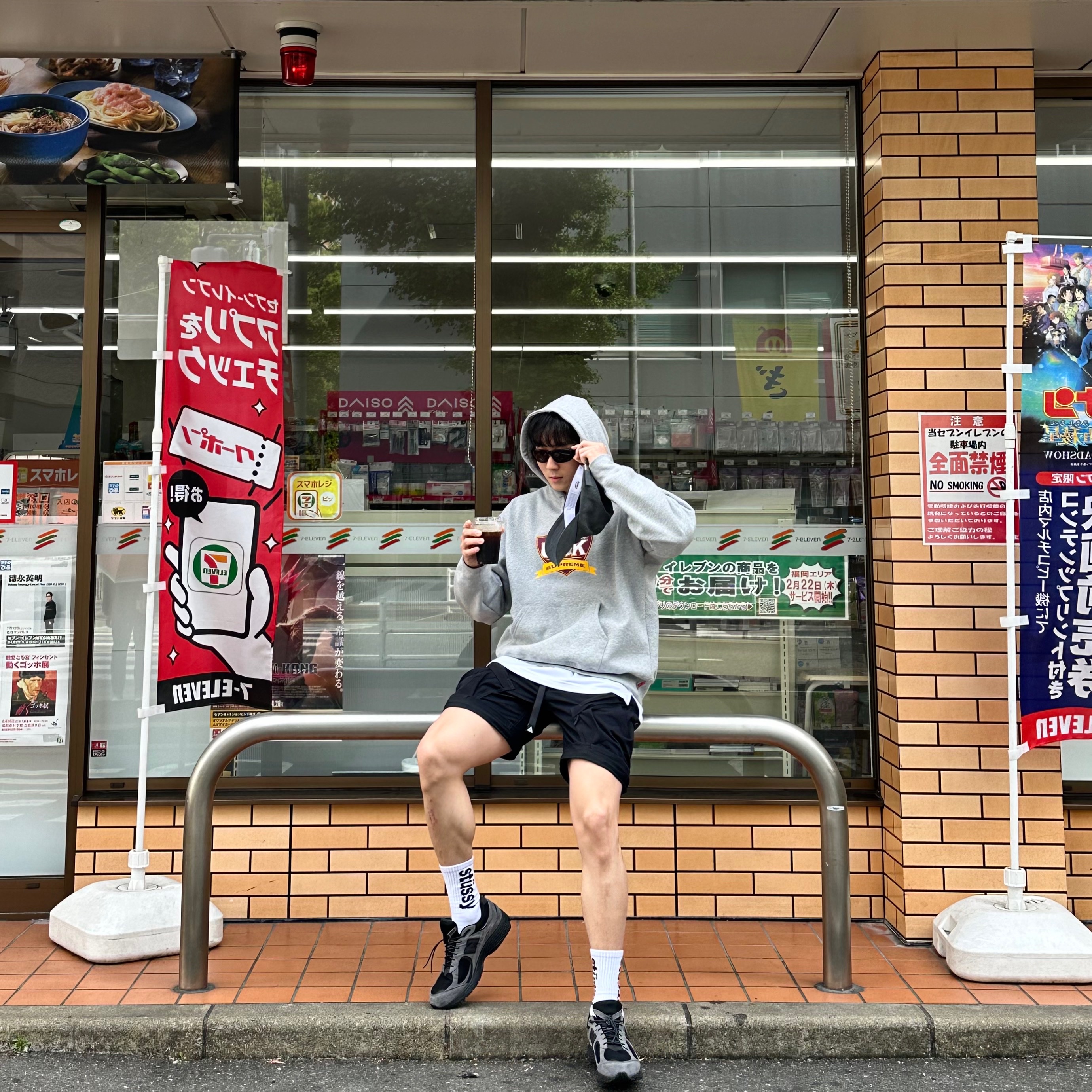 New Balance x JJJJound 2002R Gore-Tex Charcoal, Stussy Landon Sunglasses Black Black Lens 착용 스타일 - 2