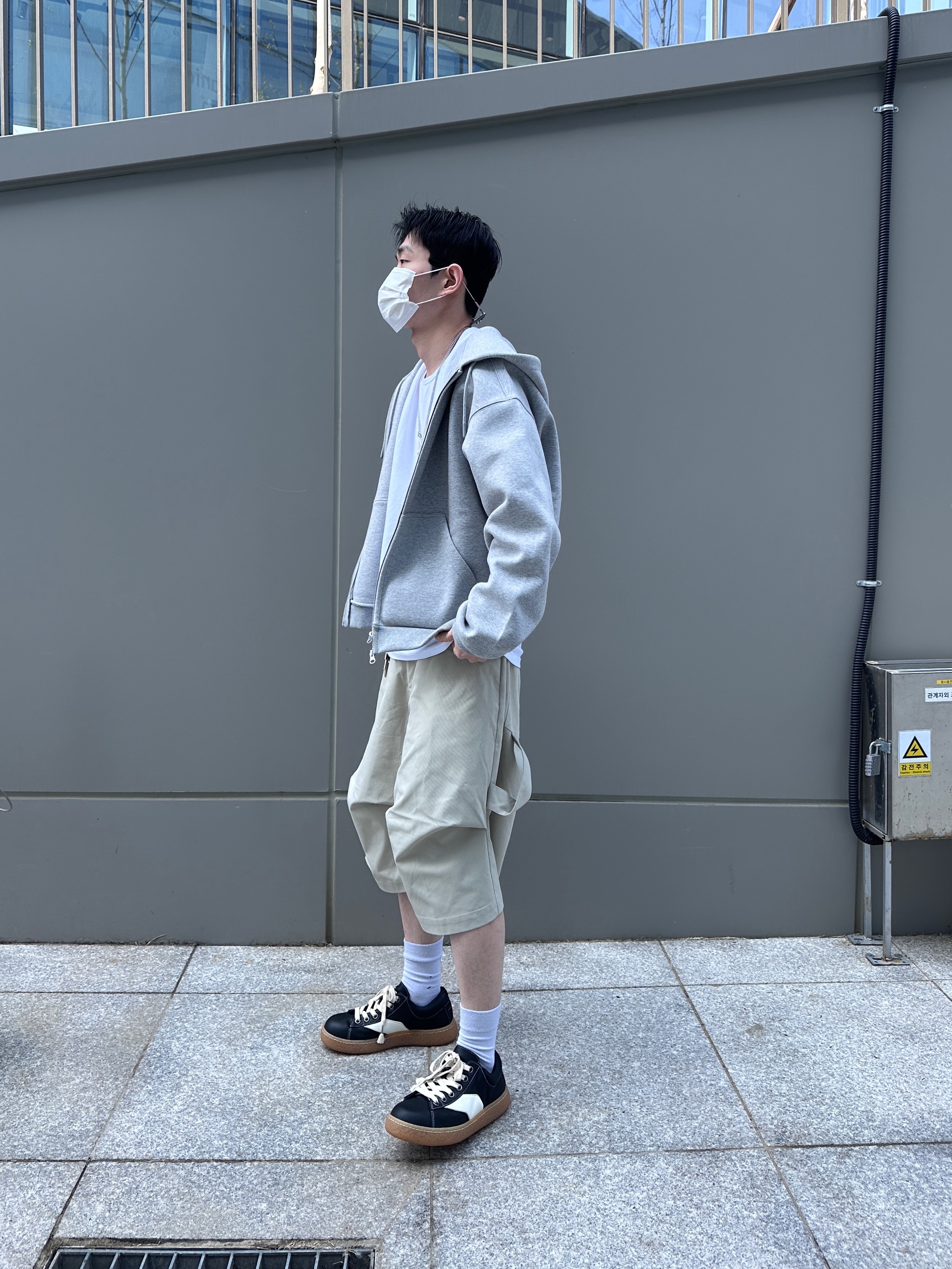 Nonnod Scuba Zip Hoodie Grey, Nonnod Alpine Carpenter Shorts Beige 착용 스타일 - 5