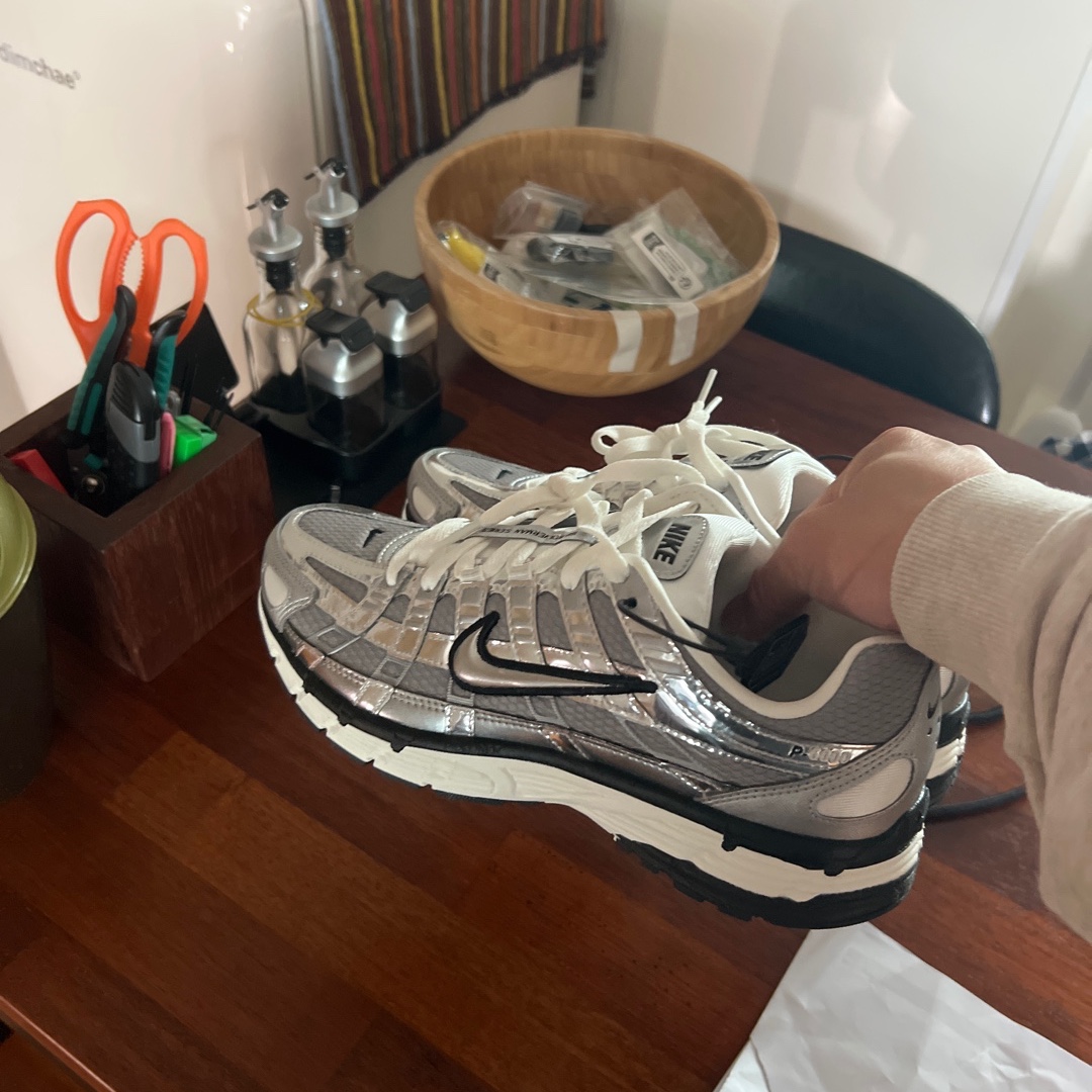 Nike P-6000 Metallic Silver 착용 스타일