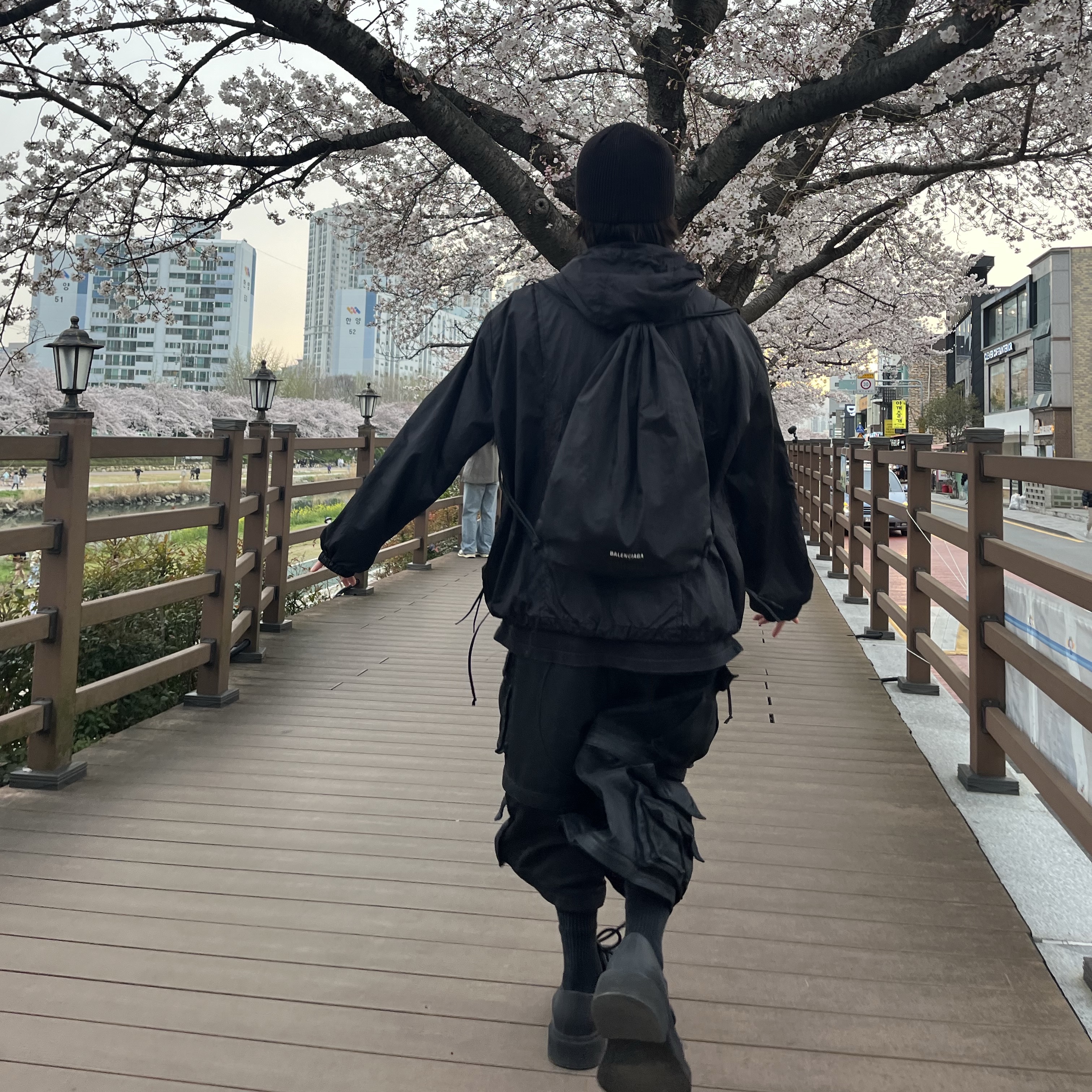 Balenciaga Steroid Derby Black, Project G/R Oversized Convertible Cargo Pants Coated Black 착용 스타일 - 2