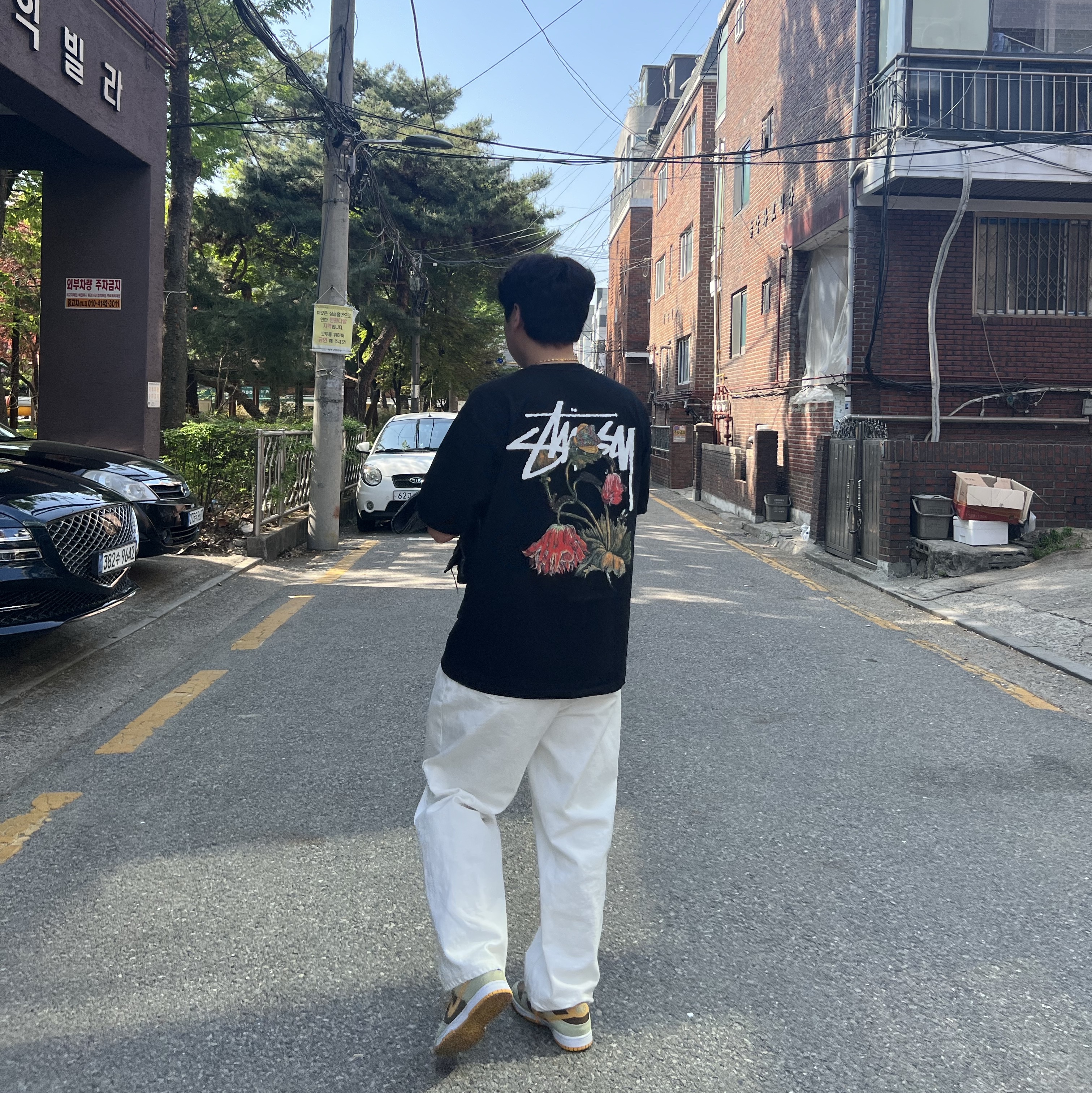 Stussy Withered Flower T-Shirt Black, Nike Dunk Low SE Dusty Olive 착용 스타일 - 3