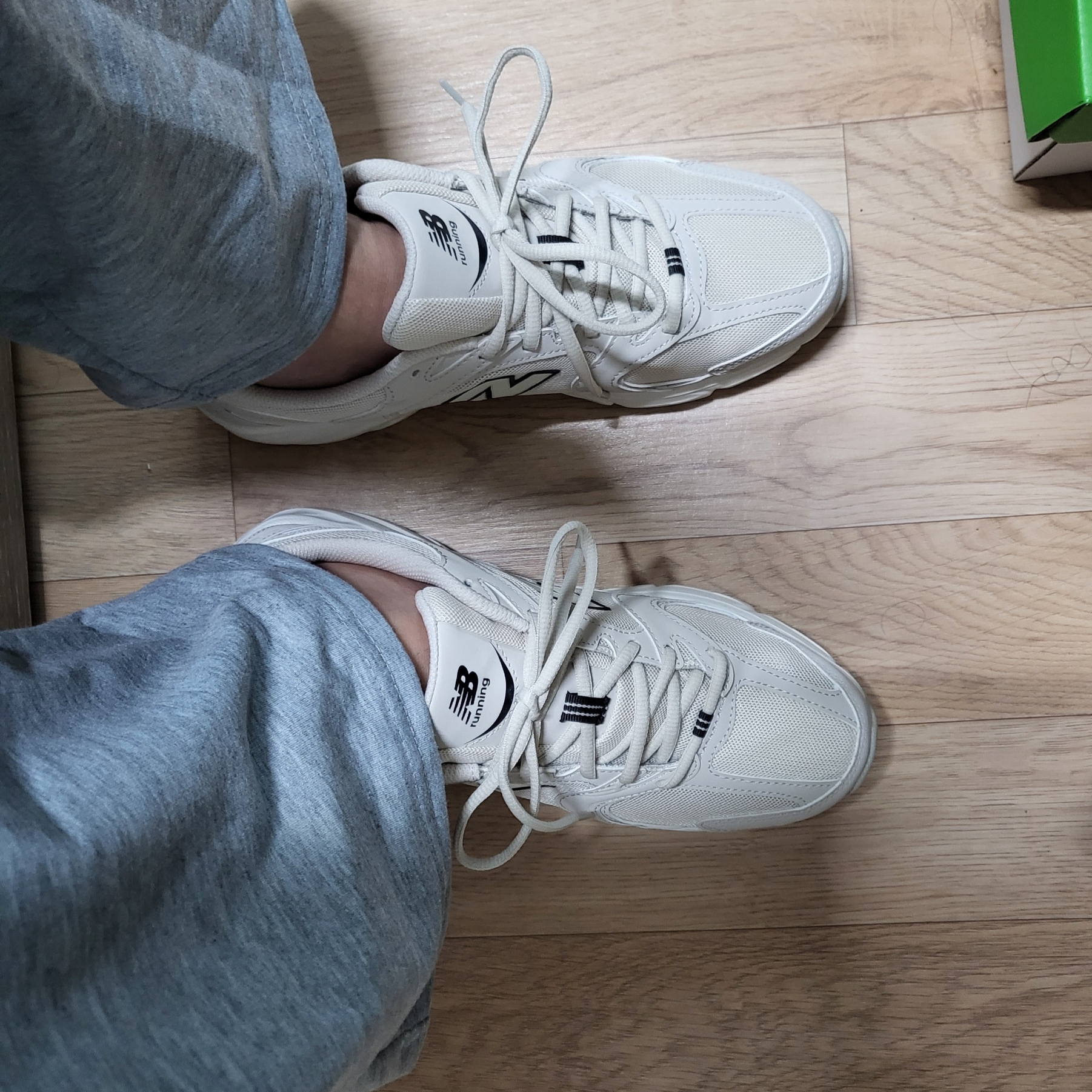 New Balance 530 Ivory 착용 스타일
