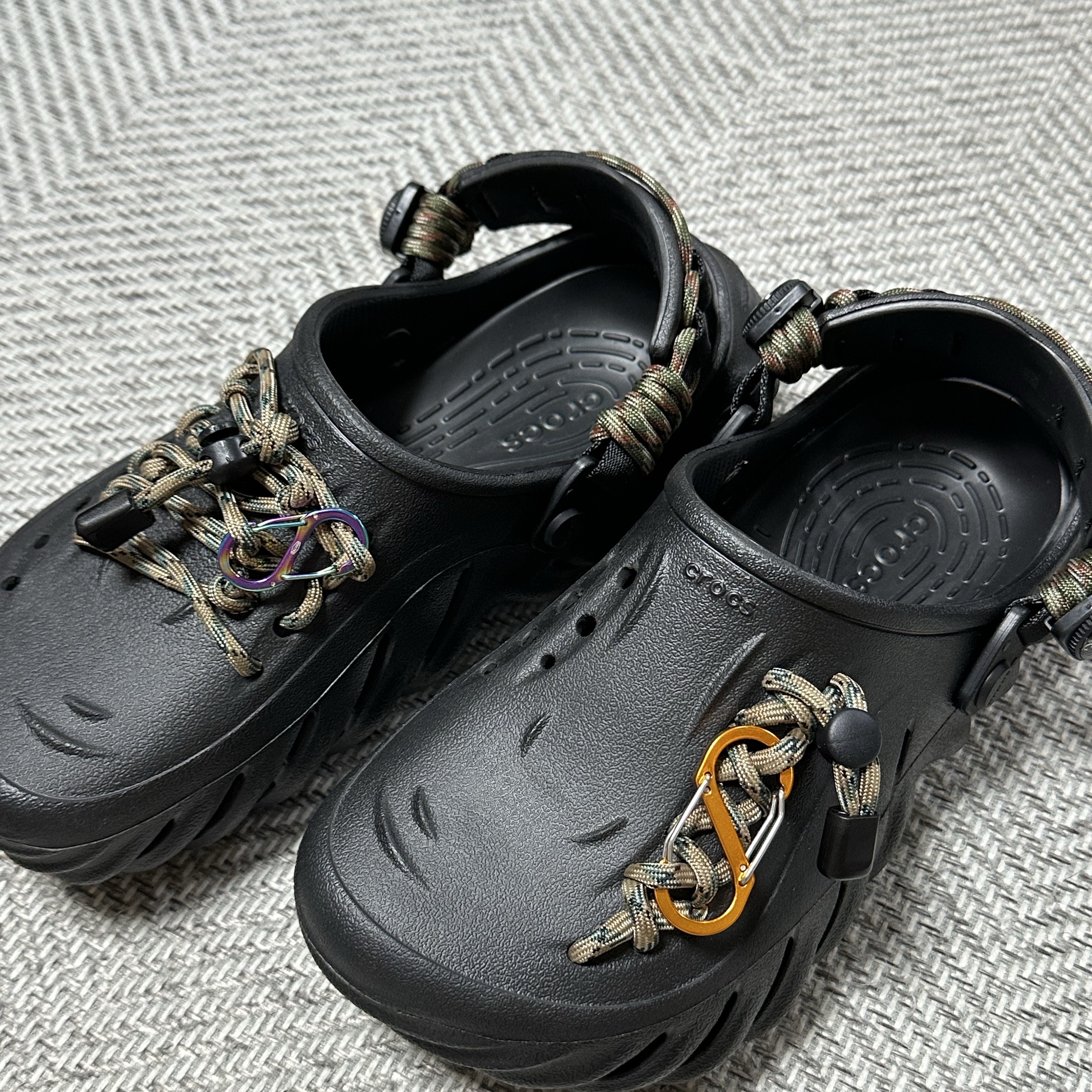 Crocs Echo Clog Black 착용 스타일 - 1