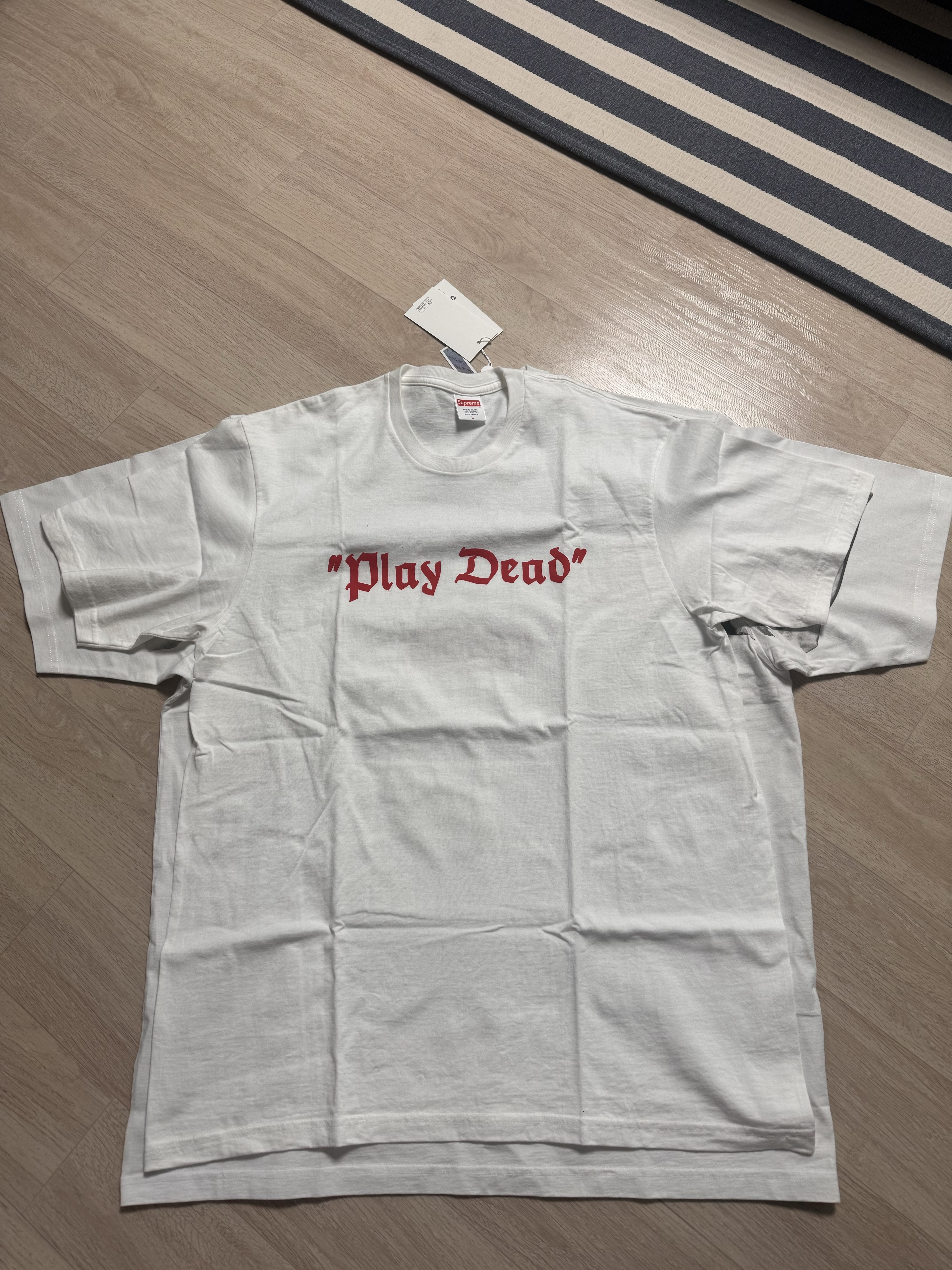 Supreme Play Dead T-Shirt White - 22FW, Supreme x MM6 Maison Margiela Box Logo T-Shirt White - 24SS 착용 스타일 - 1