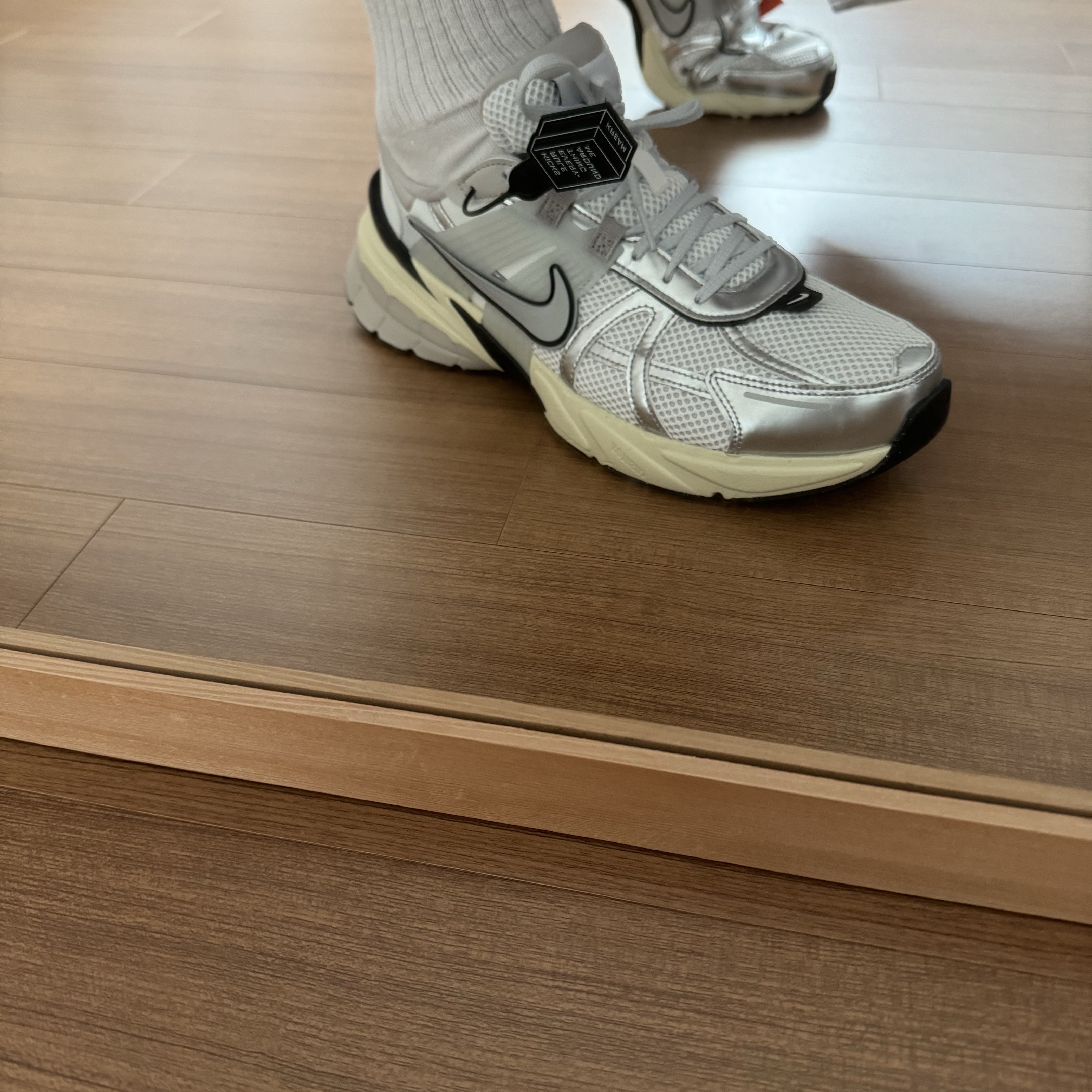Nike V2K Run Summit White Metallic Silver 착용 스타일