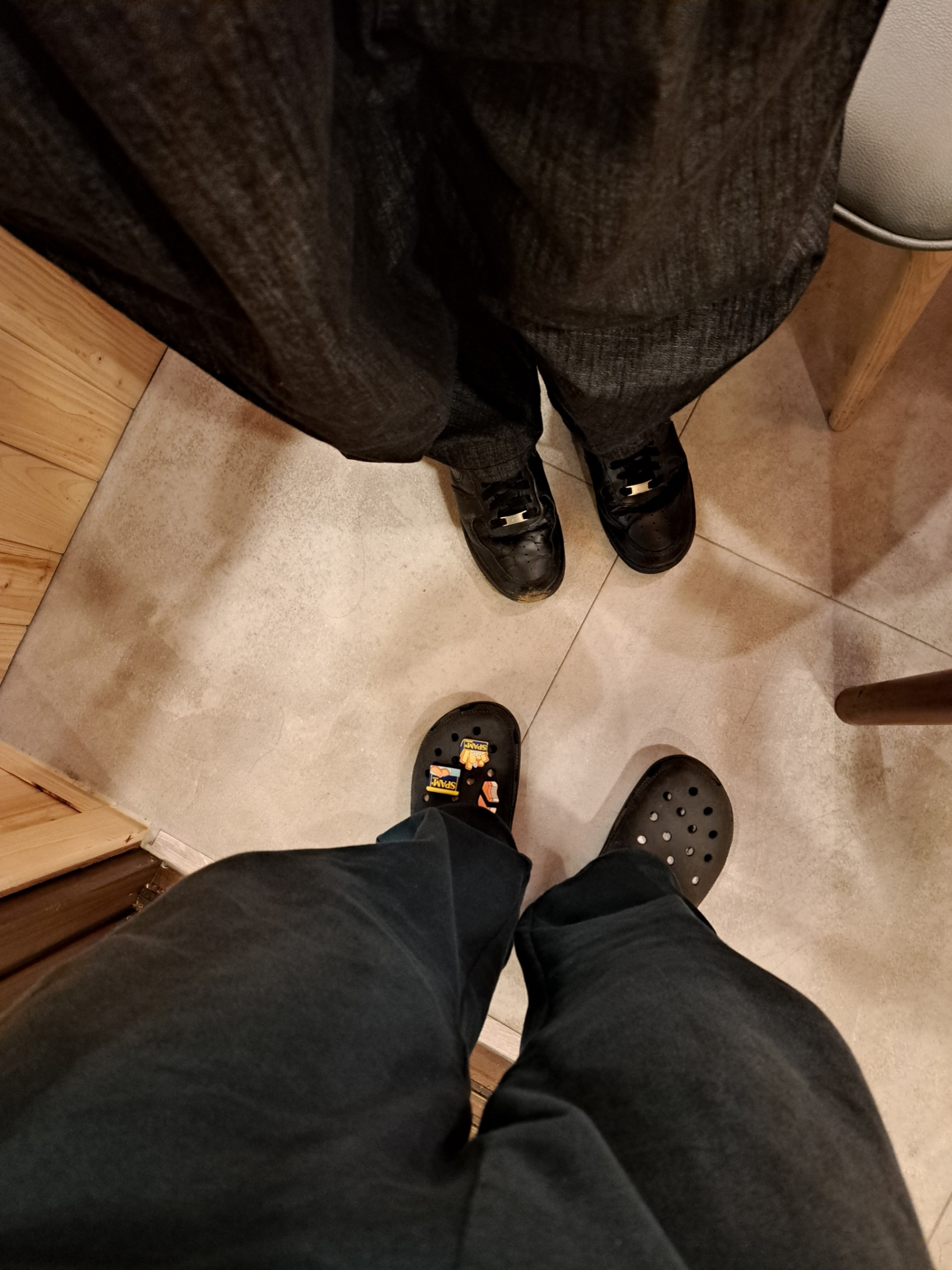 Nike Air Force 1 '07 Low Triple Black, Crocs Classic Clog Black 착용 스타일