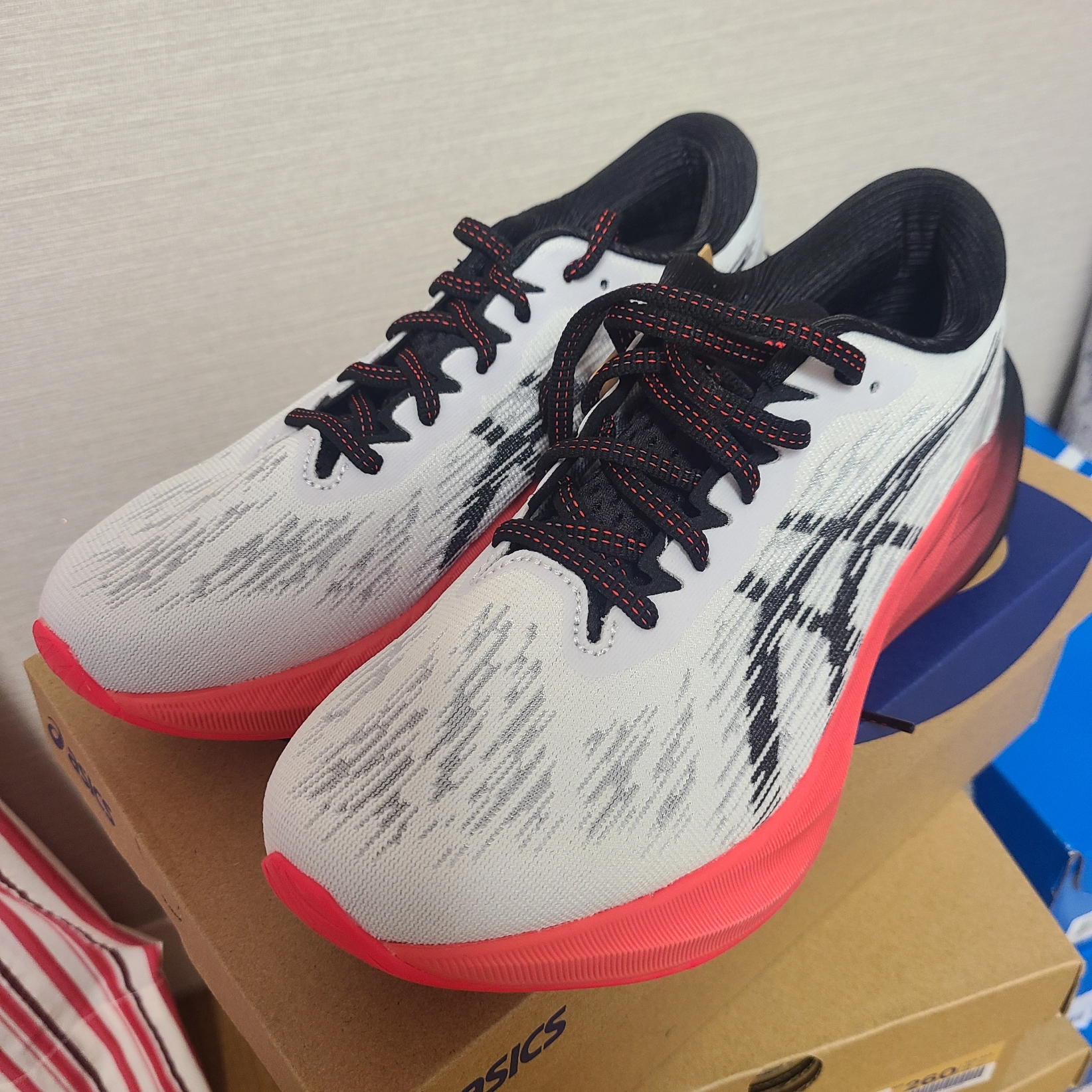 (W) Asics Novablast 3 White Black 착용 스타일