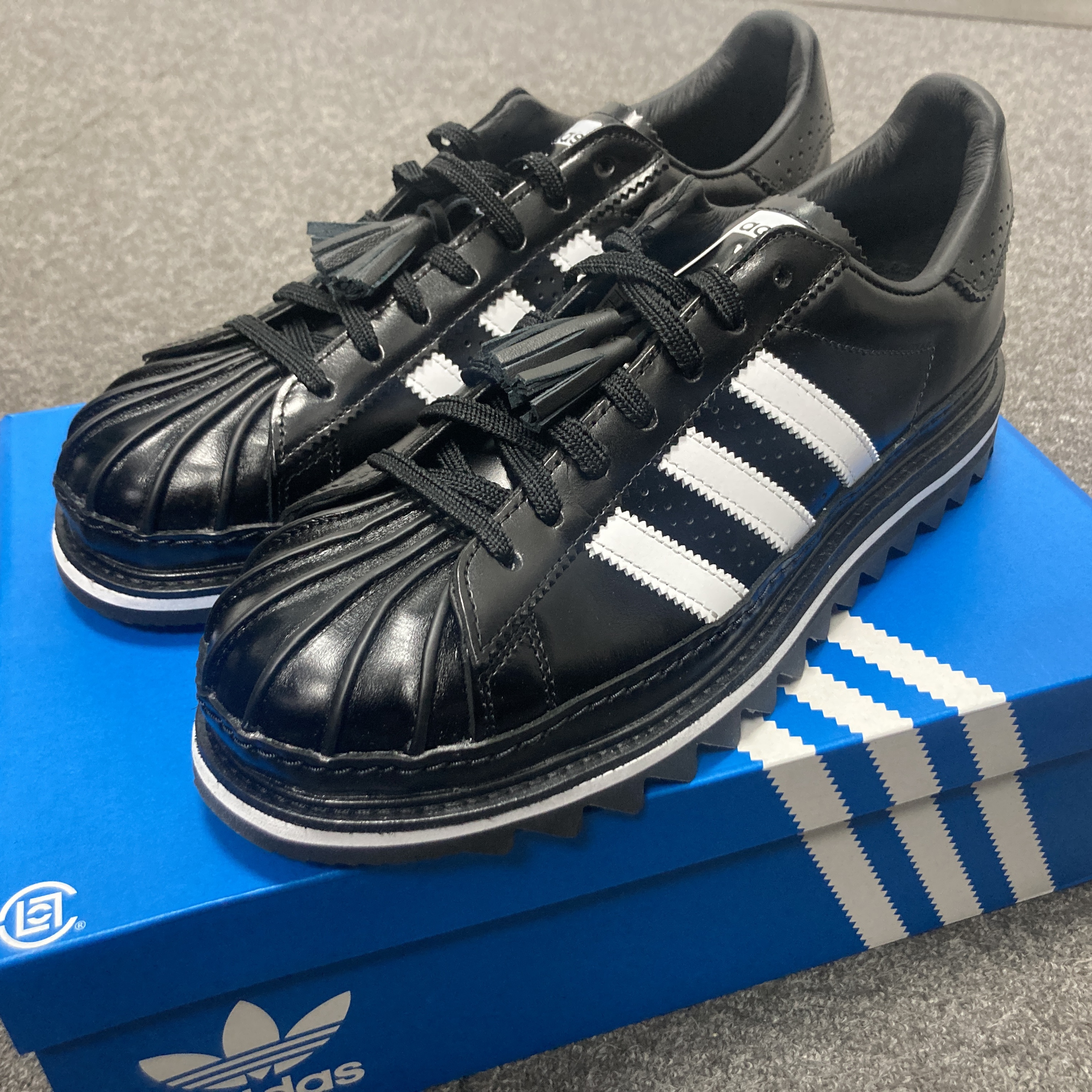 Adidas x Clot Superstar Core Black Cloud White 착용 스타일