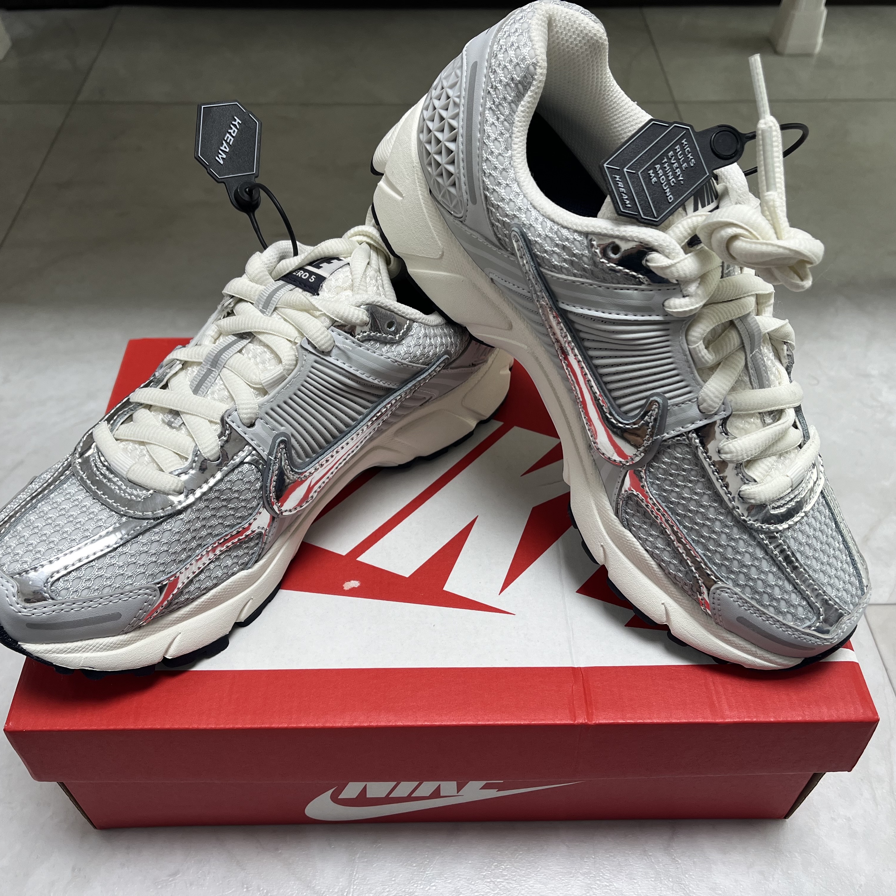 (W) Nike Zoom Vomero 5 Photon Dust and Metallic Silver 착용 스타일 - 2