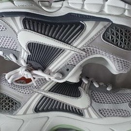 (W) Nike Zoom Vomero 5 Cobblestone and Flat Pewter 착용 스타일