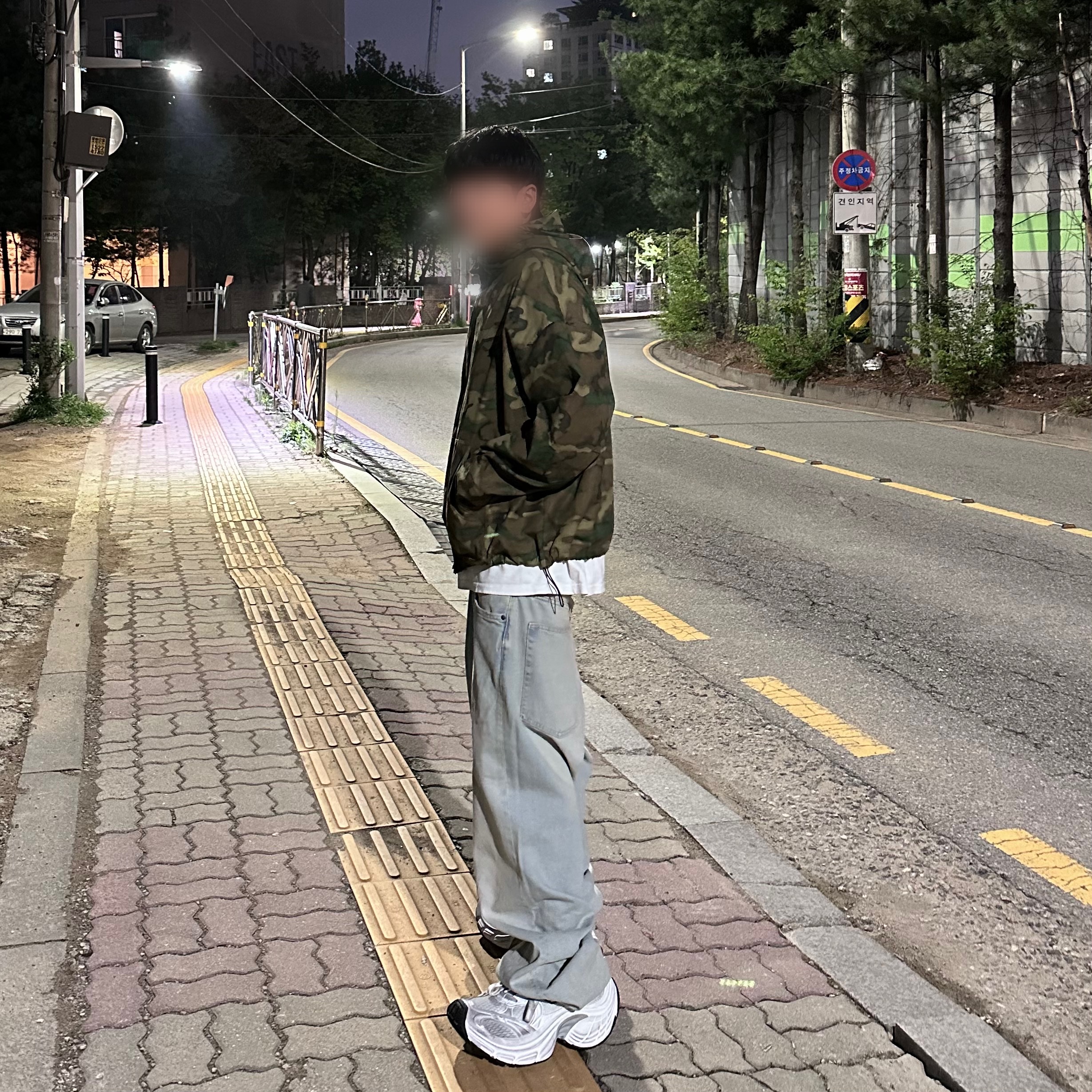 Balenciaga 10XL Sneakers White Grey Silver Black 착용 스타일 - 1