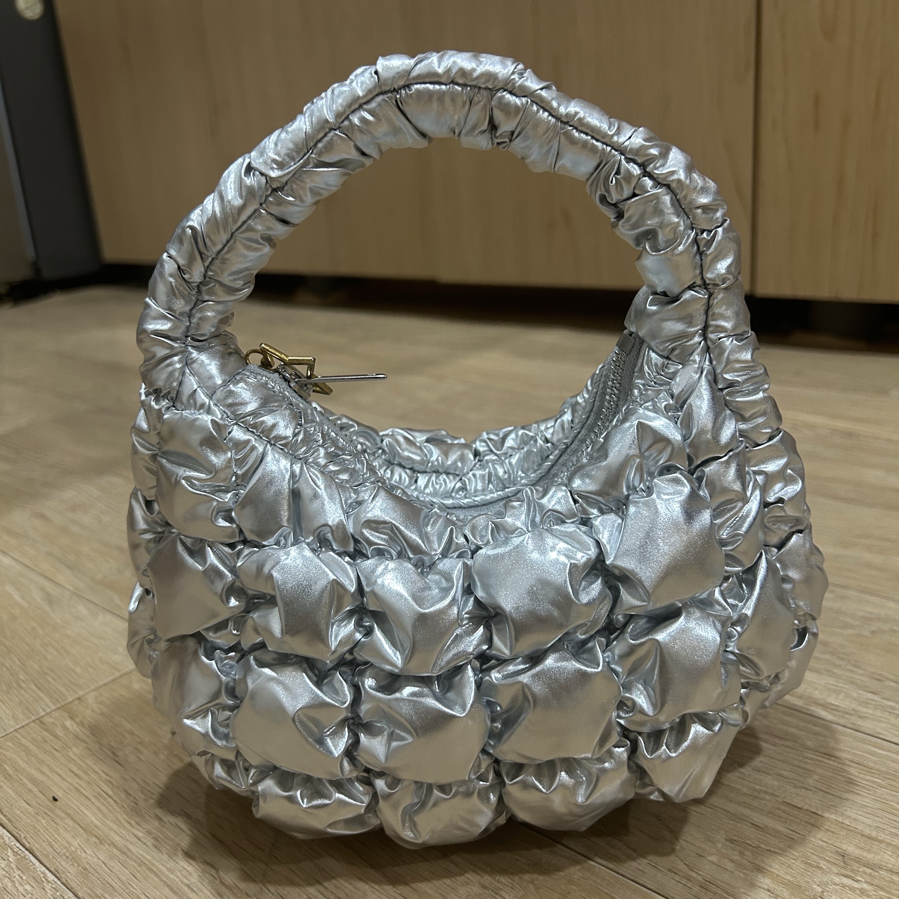 COS Quilted Micro Bag Silver 착용 스타일 - 3