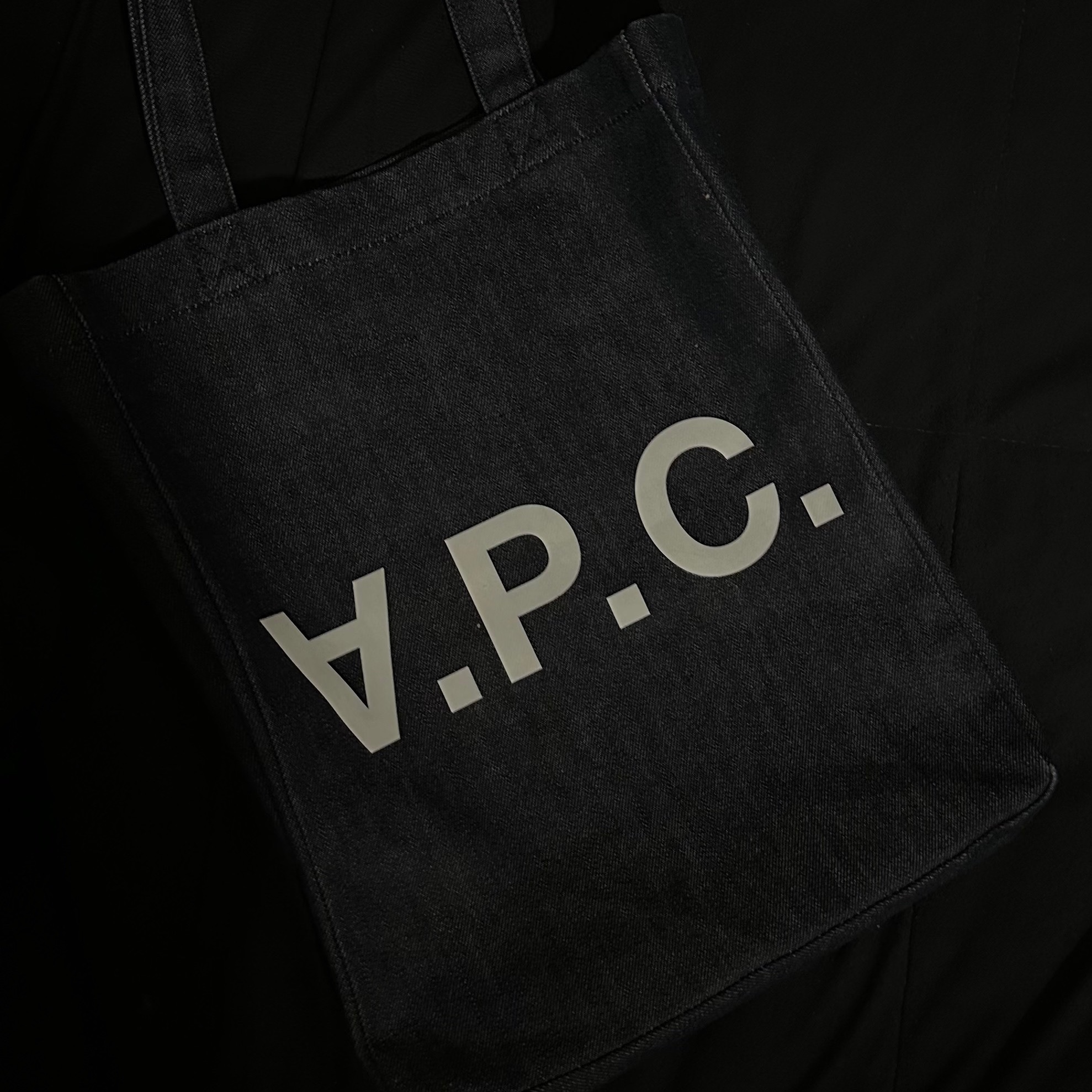 A.P.C. Laure Tote Bag Blue 착용 스타일