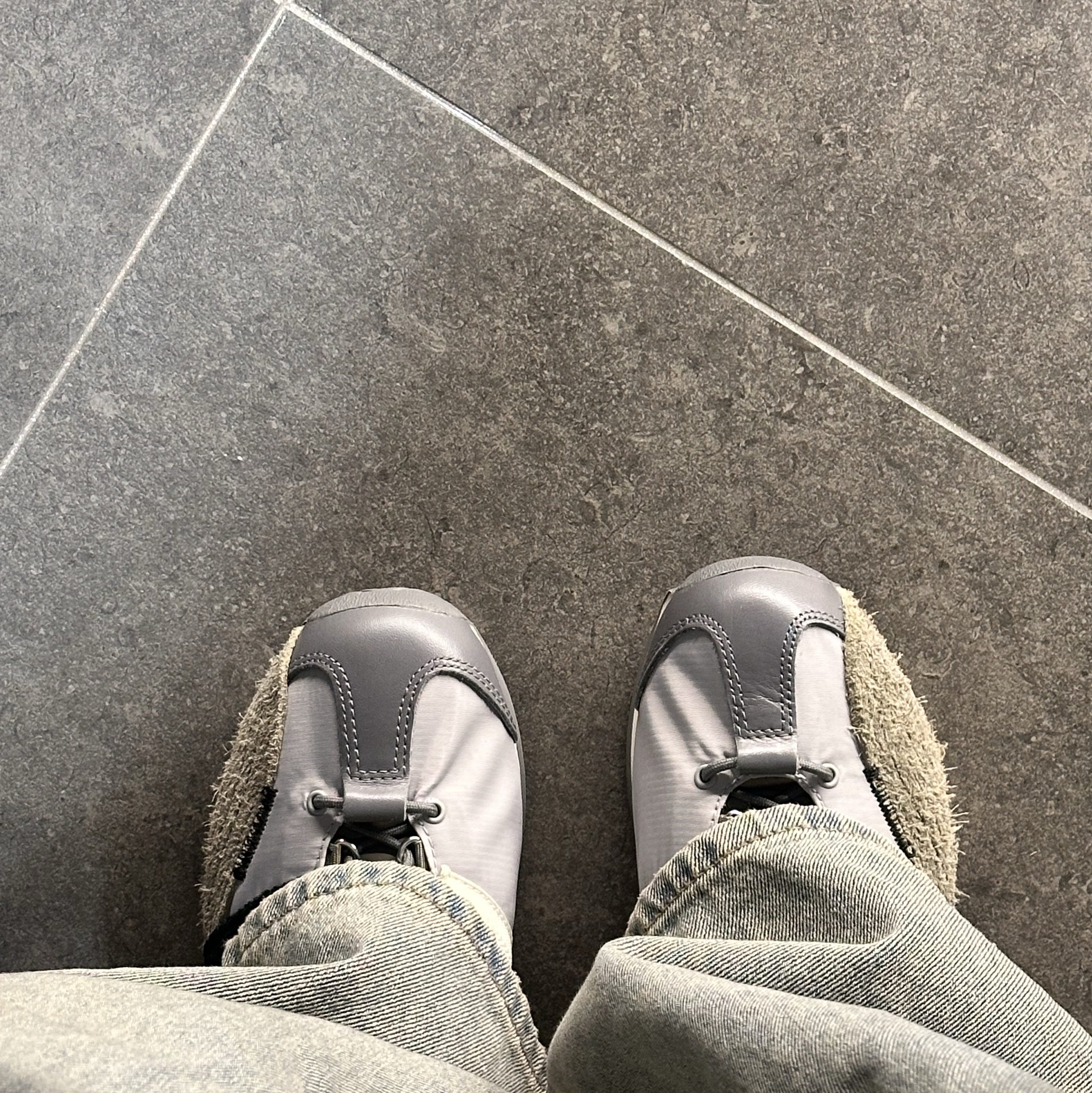 Adidas x Song for the Mute Country OG Grey Two Core Black 착용 스타일
