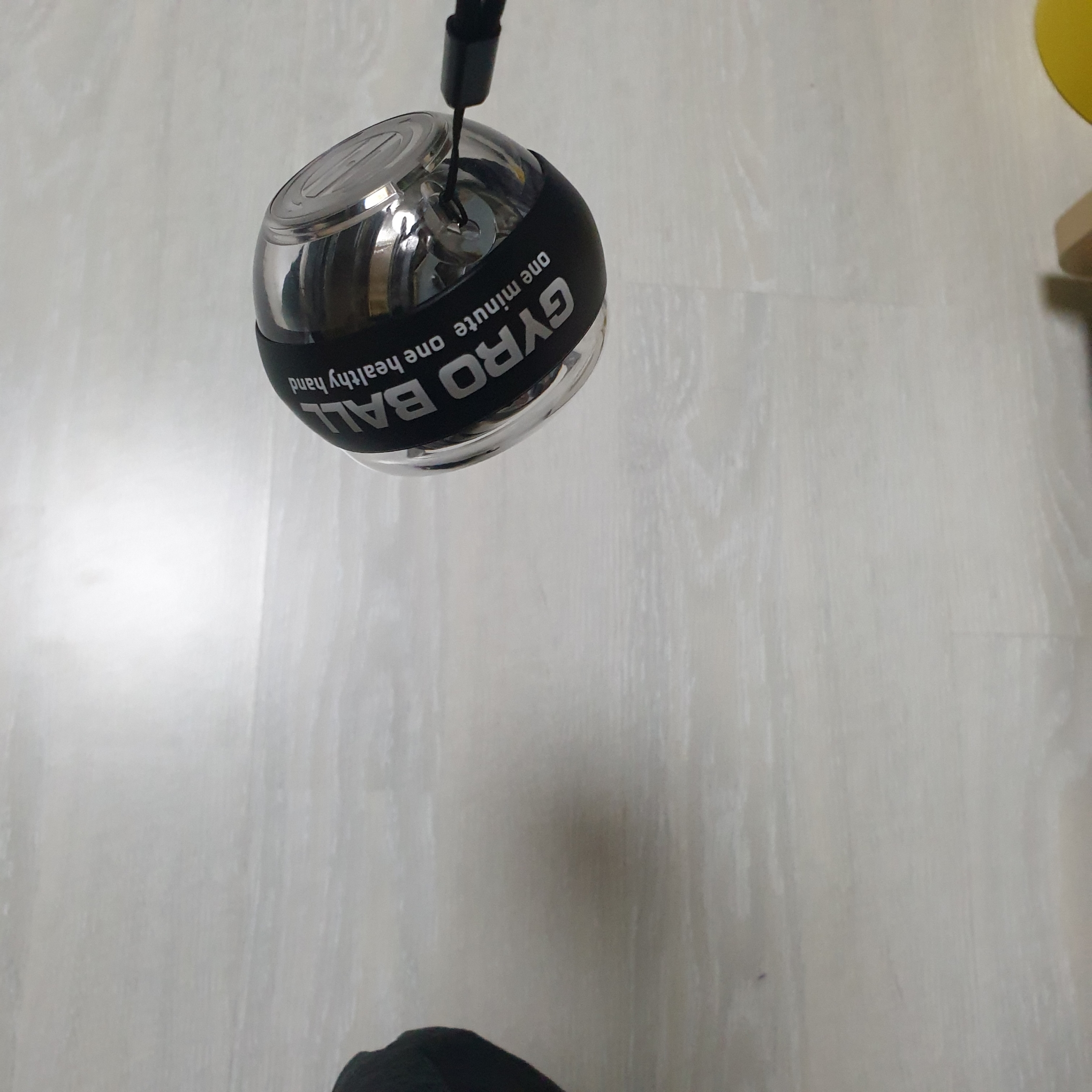 Stussy 8 Ball Keychain Black 착용 스타일