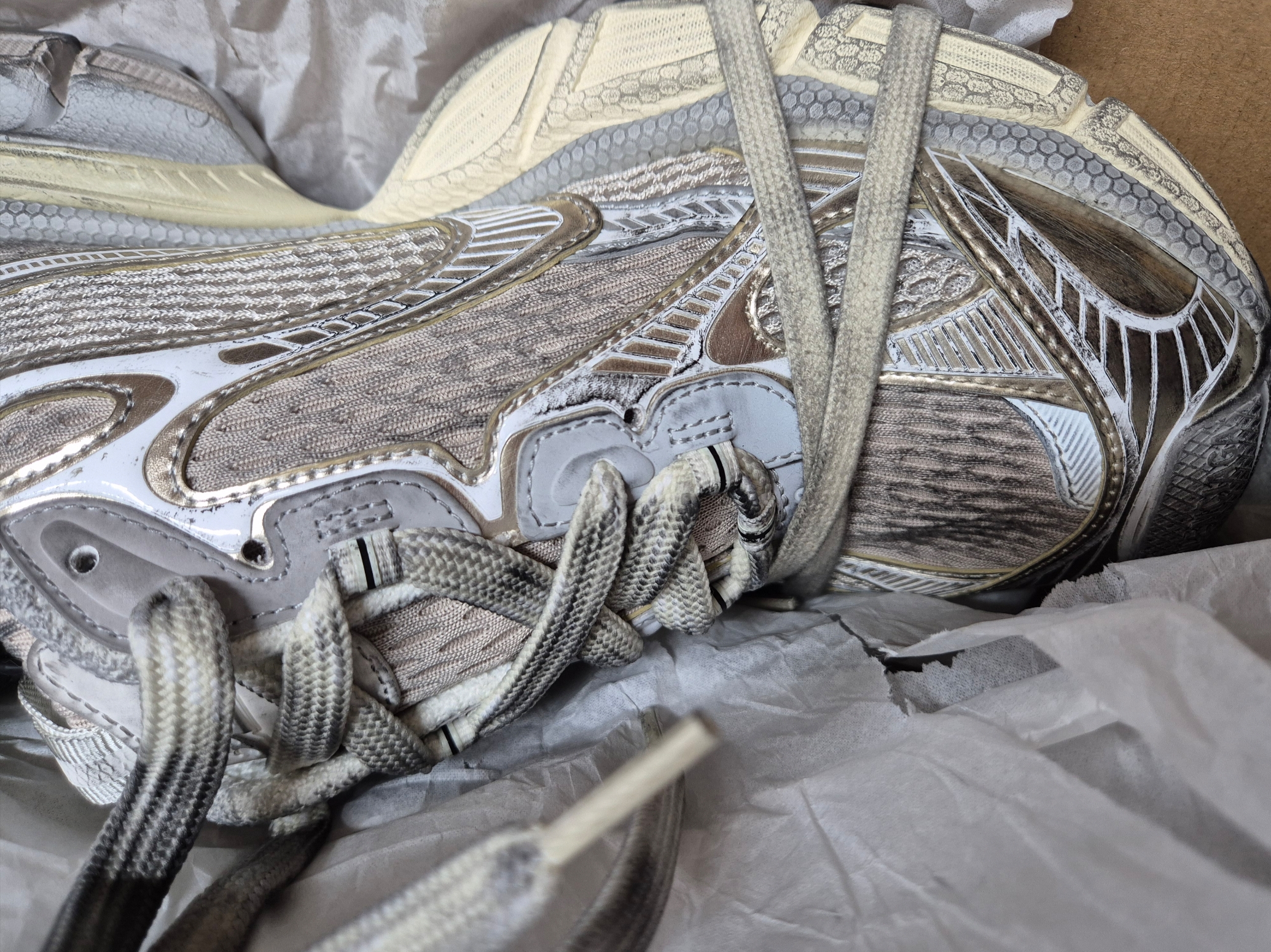 Balenciaga 3XL Sneakers Light Beige 착용 스타일 - 2