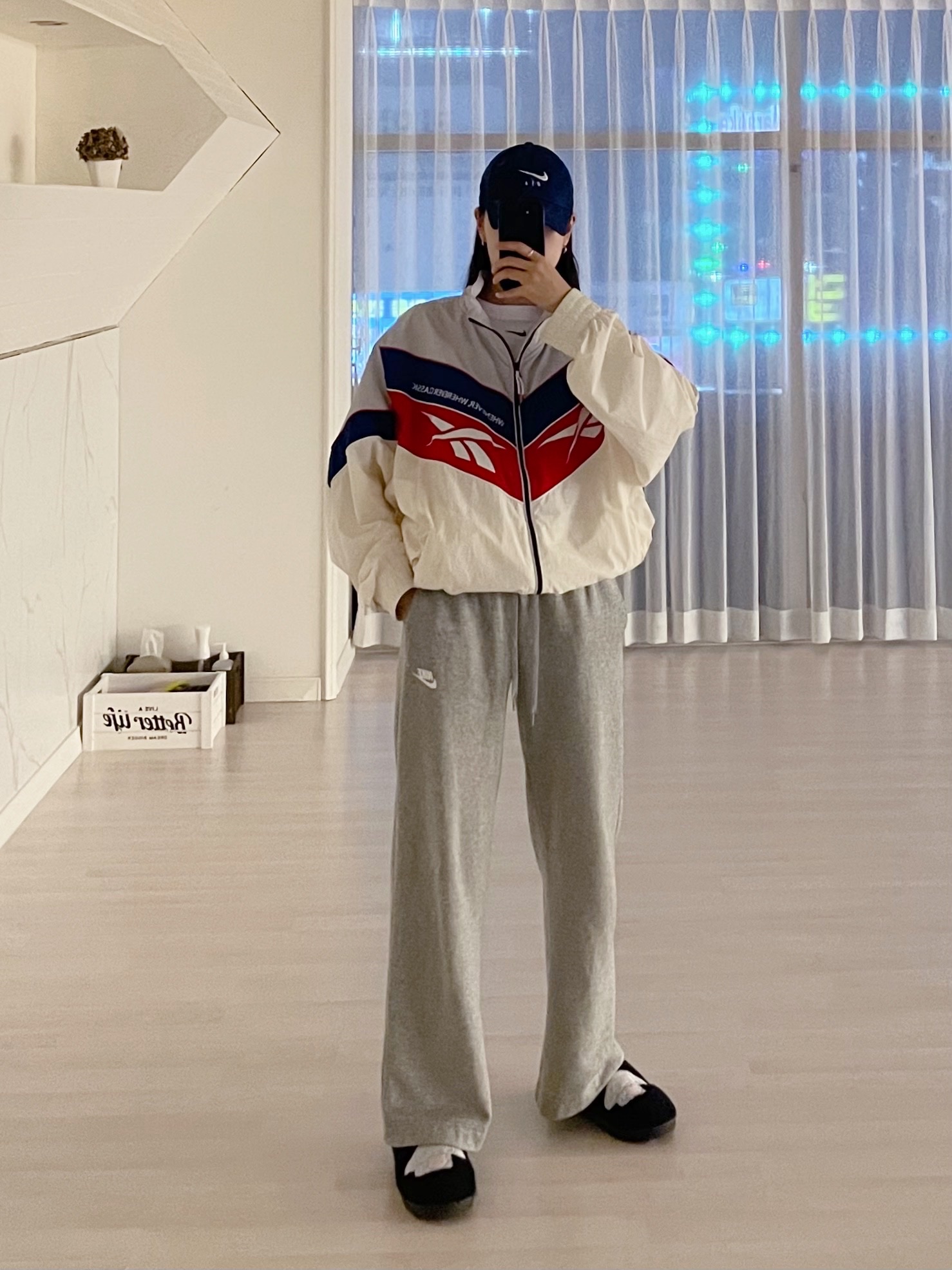 Reebok Twin Vector Windbreaker Off White, (W) Nike Club Fleece Pants Grey - US/EU 착용 스타일 - 2